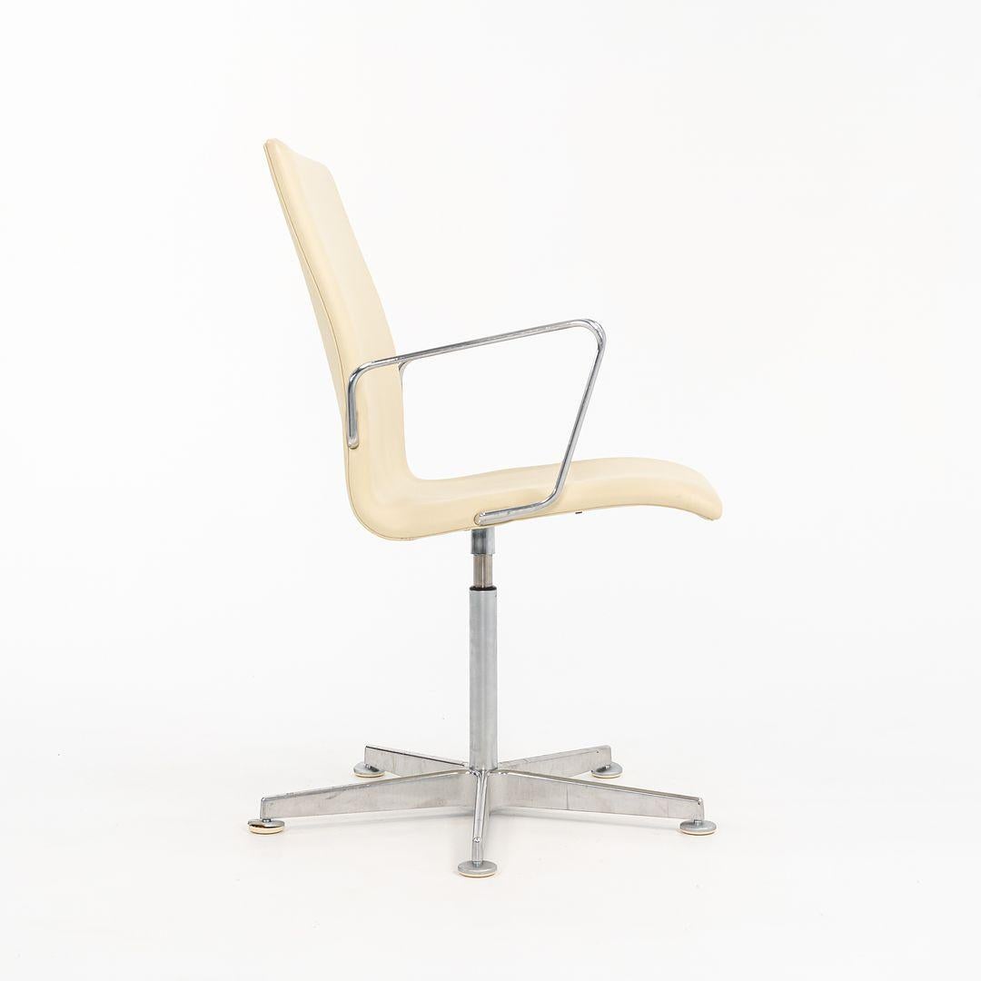 XXI secolo e contemporaneo 2008 Sedie basse Oxford di Arne Jacobsen in pelle color crema, modello 3291W in vendita
