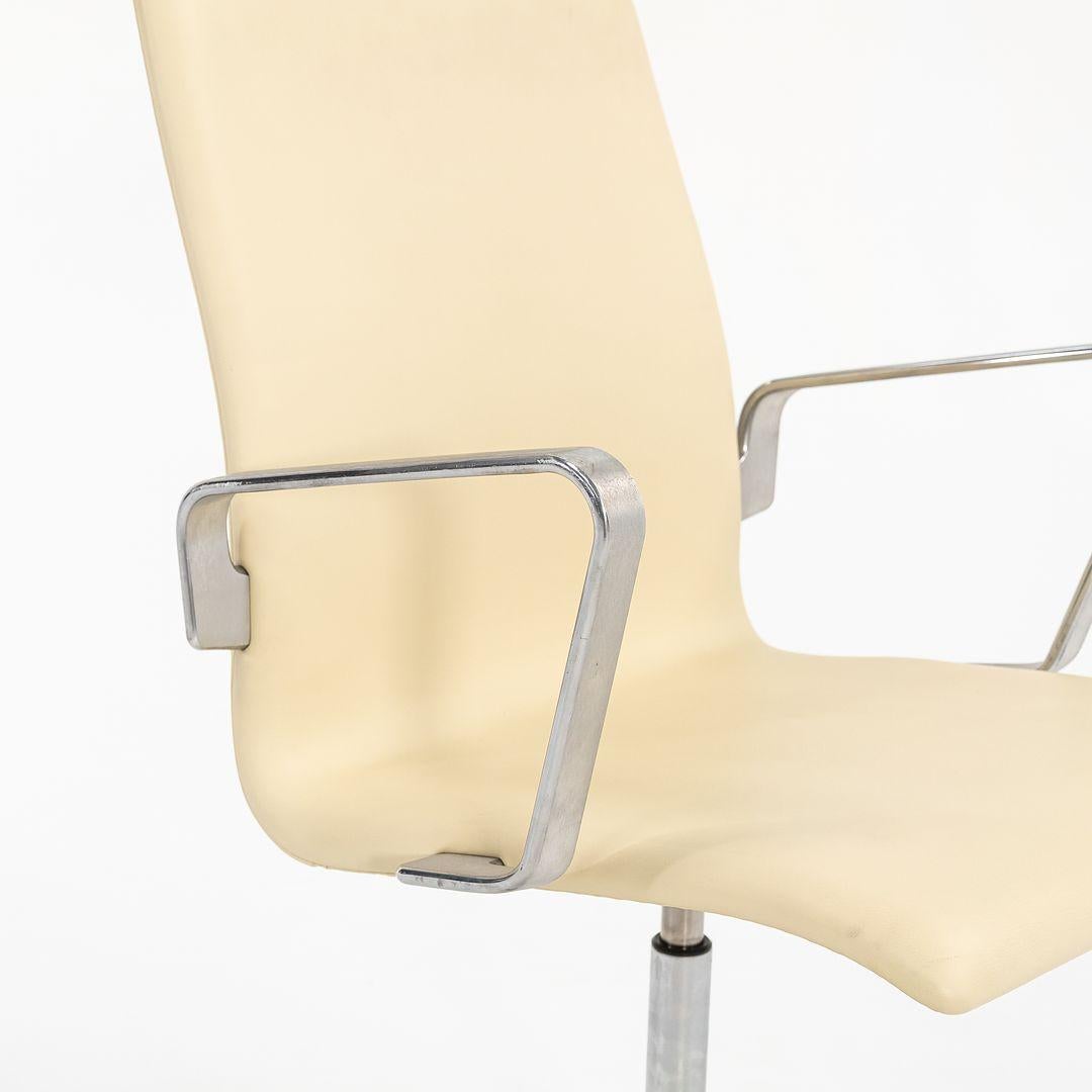 Alluminio 2008 Sedie basse Oxford di Arne Jacobsen in pelle color crema, modello 3291W in vendita