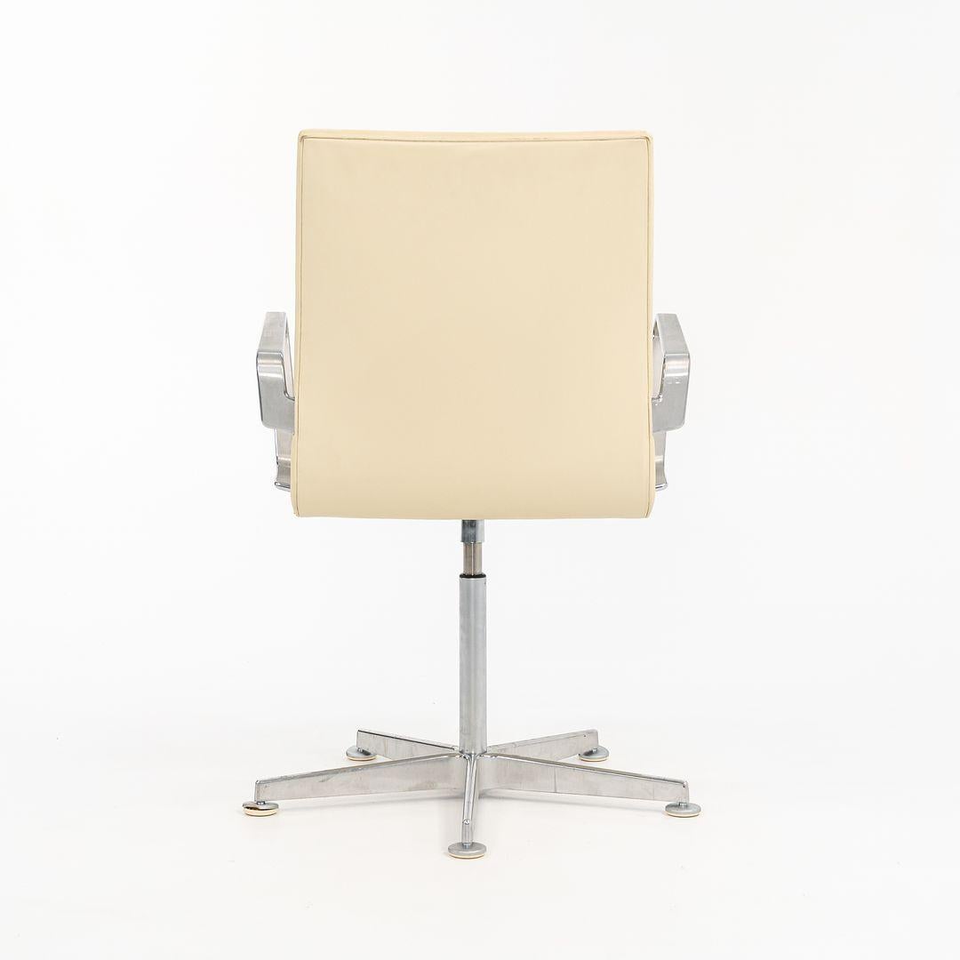 2008 Sedie basse Oxford di Arne Jacobsen in pelle color crema, modello 3291W in vendita 1