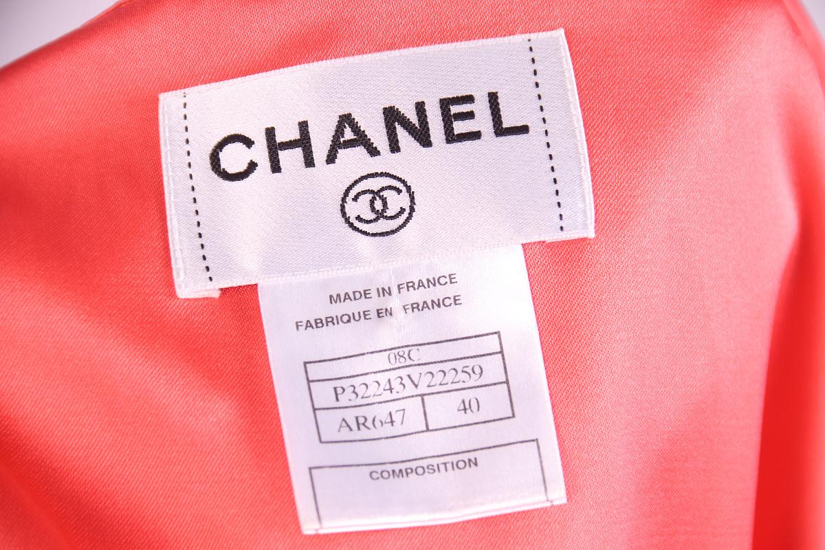Robe en soie Chanel 08C
Type de robe : Décontracté

Condit Excellent

Matière principale : Soie

Marque : Chanel

Description taille 40 Français

Cette robe féminine est fabriquée en 100 % soie. La robe est ornée d'un bouton portant l'inscription