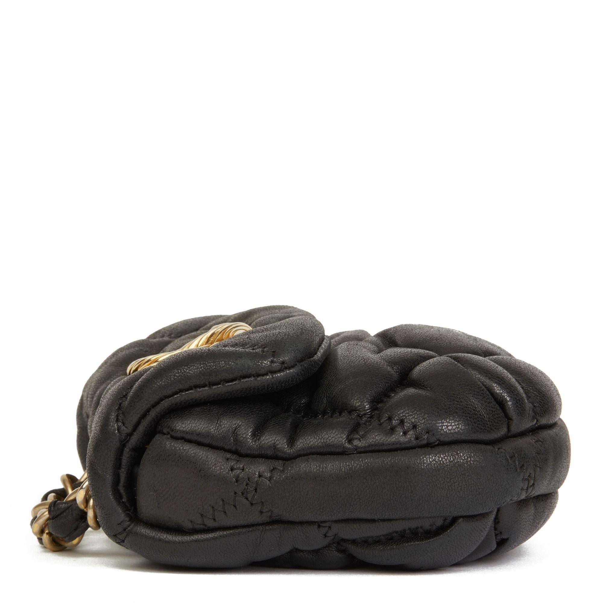 KANAL
Gesteppte Tasche aus schwarzem:: gestepptem Lammleder mit Mikroklappe

Xupes-Referenz: HB2963
Seriennummer: 12754140
Alter (ca.): 2008
Authentizitätsdetails: Serienaufkleber (Made in Italy)
Geschlecht: Damen
Typ: Schulter:: Crossbody

Farbe: