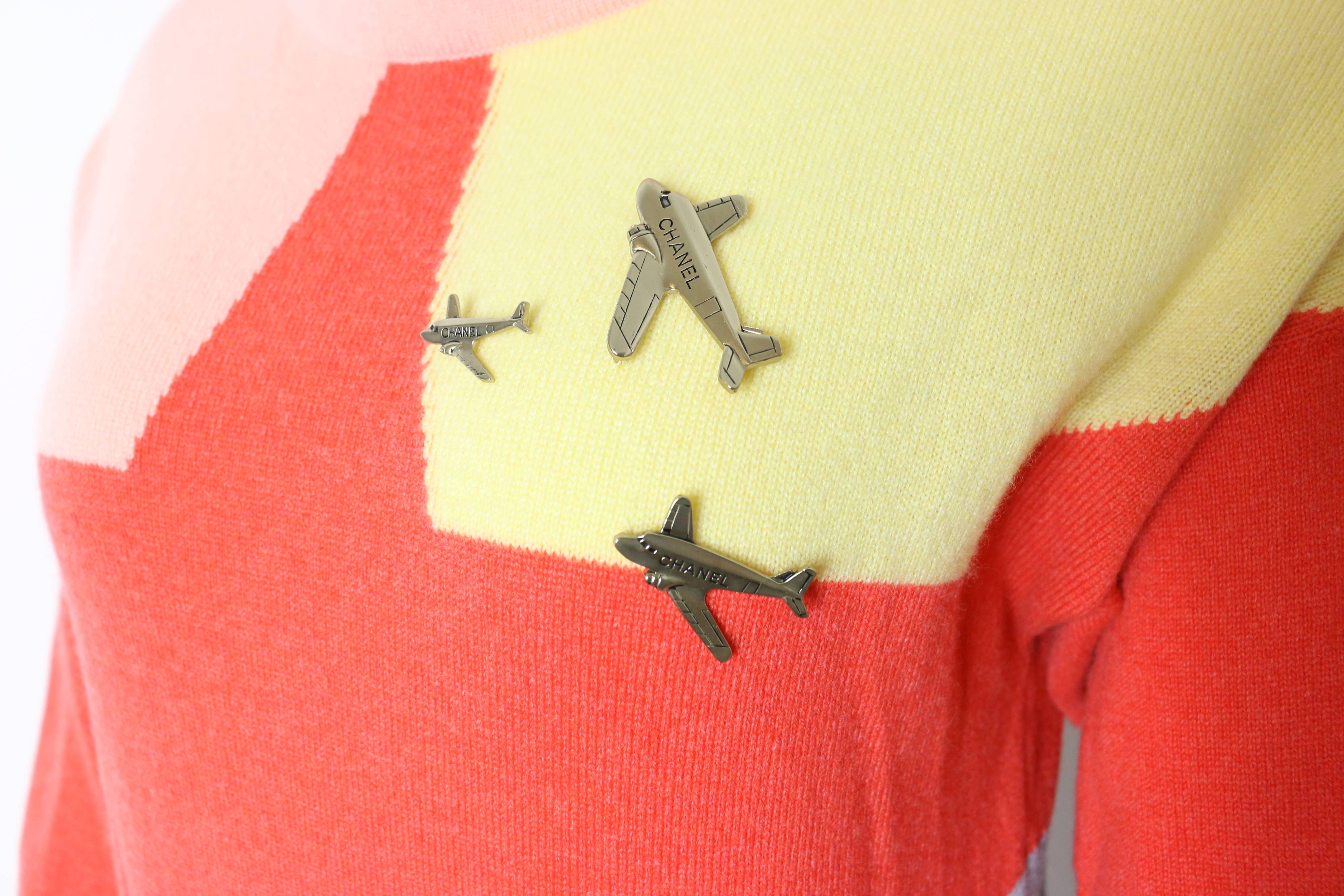 - Featuring a Retro style warm colours(carol/red/blue/yellow) palettes cashmere sweater from 2008 collection. 

- Embroidered three mini copper plane pins.

- 100% cashmere.

- Made in France. 

- Size 44. 

