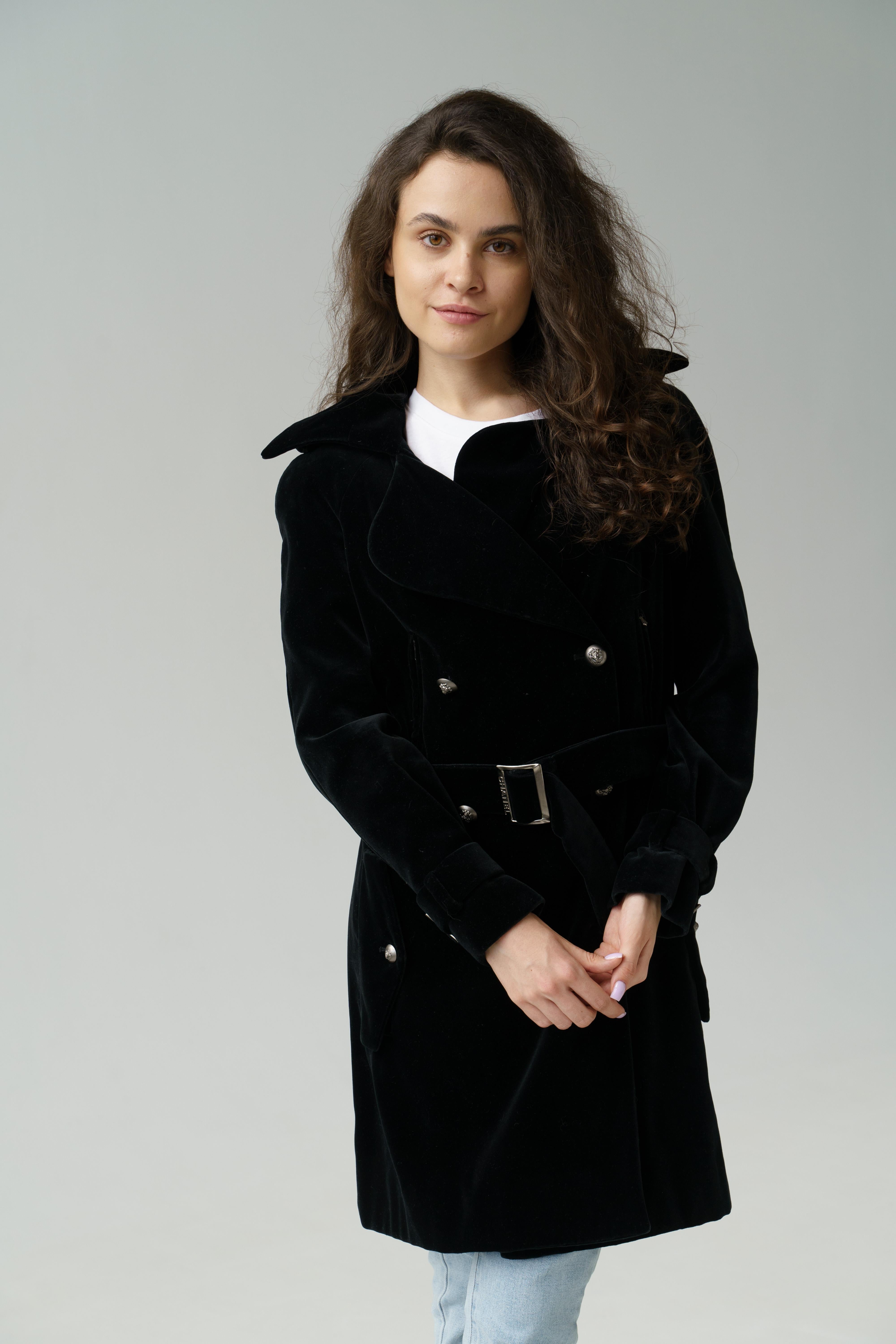 2008 Chanel & Karl Lagerfeld 08A Black Velvet Double Breast Coat with Belt
Designer: Karl Lagerfeld for Chanel
Collection: Chanel 2008 fall
Country of production: France
Marked Size: 36 FR
Chanel style: 08A / 94305 / P33903V24416
Details: Classic