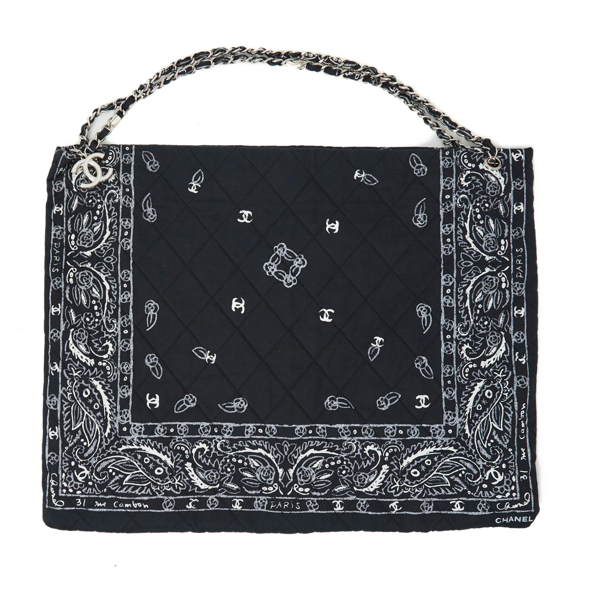 Chanel Tasche in schwarzem gesteppten Leinwand, Chanel-Stil Bandana gedruckt Muster mit CC, Haus-Adresse um den Rand, Logo, innen in schwarzem Segeltuch mit einer sehr großen Reißverschlusstasche und einem schwarzen Leder-Schlüssel Link mit einem