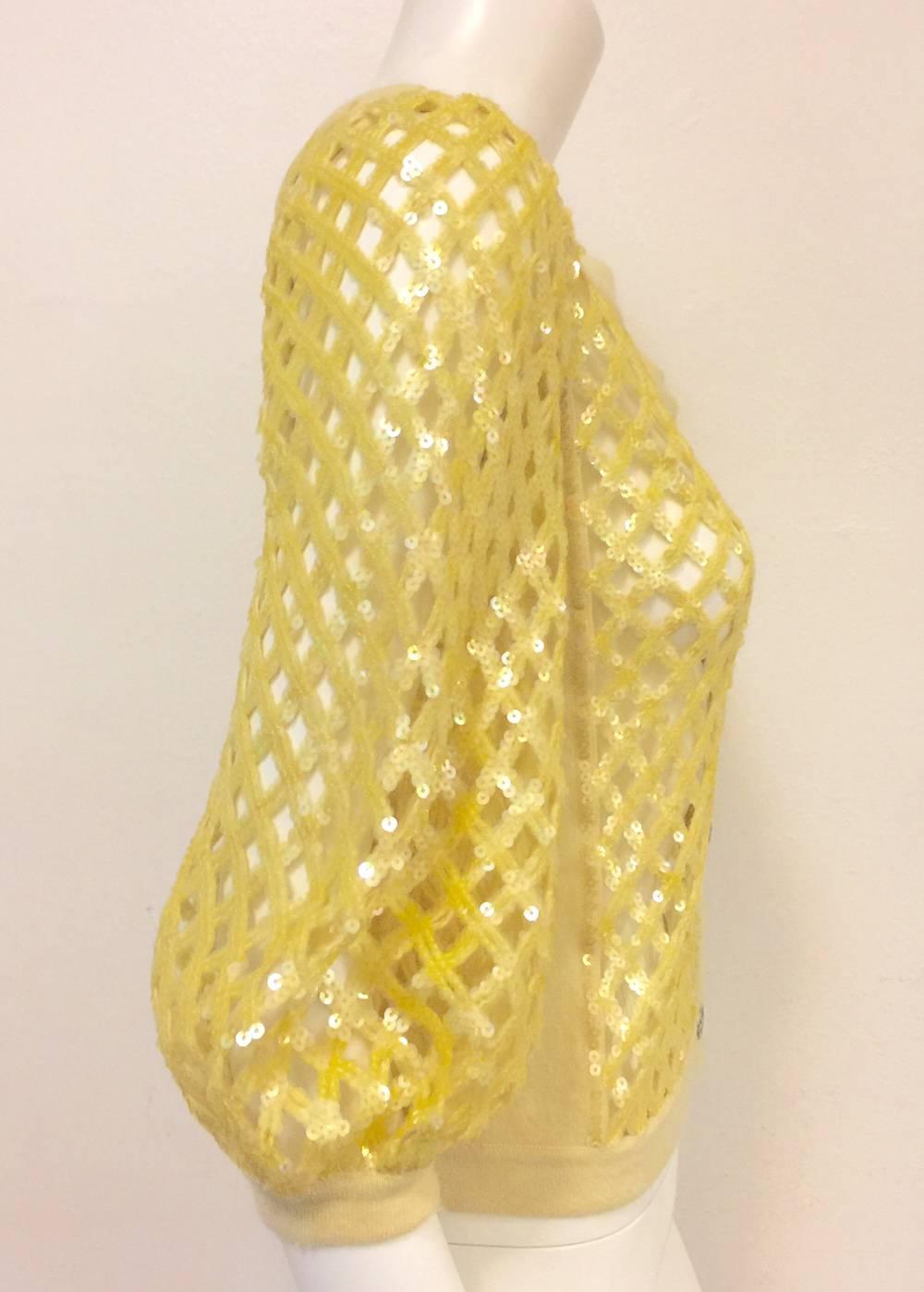 2008 Chanel Lemon Open Lattice Woven Cashmere Cardigan / Sequins Allover 38 In Excellent Condition For Sale In Palm Beach, FL