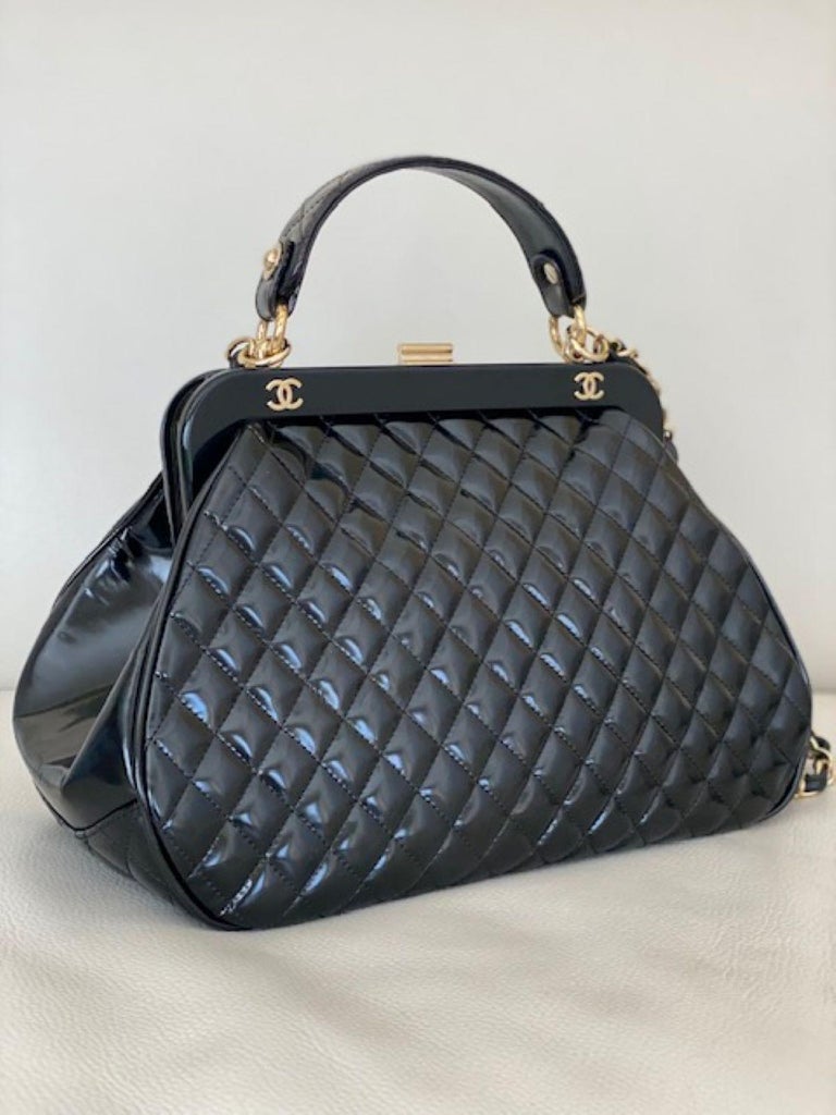 Leather handbag Chanel Grey in Leather - 38884270