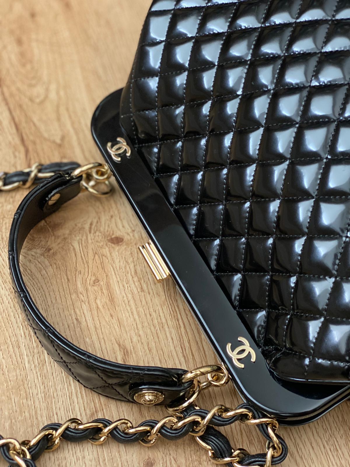 Sac à bandoulière en cuir verni Mademoiselle de Chanel 2008 Unisexe en vente