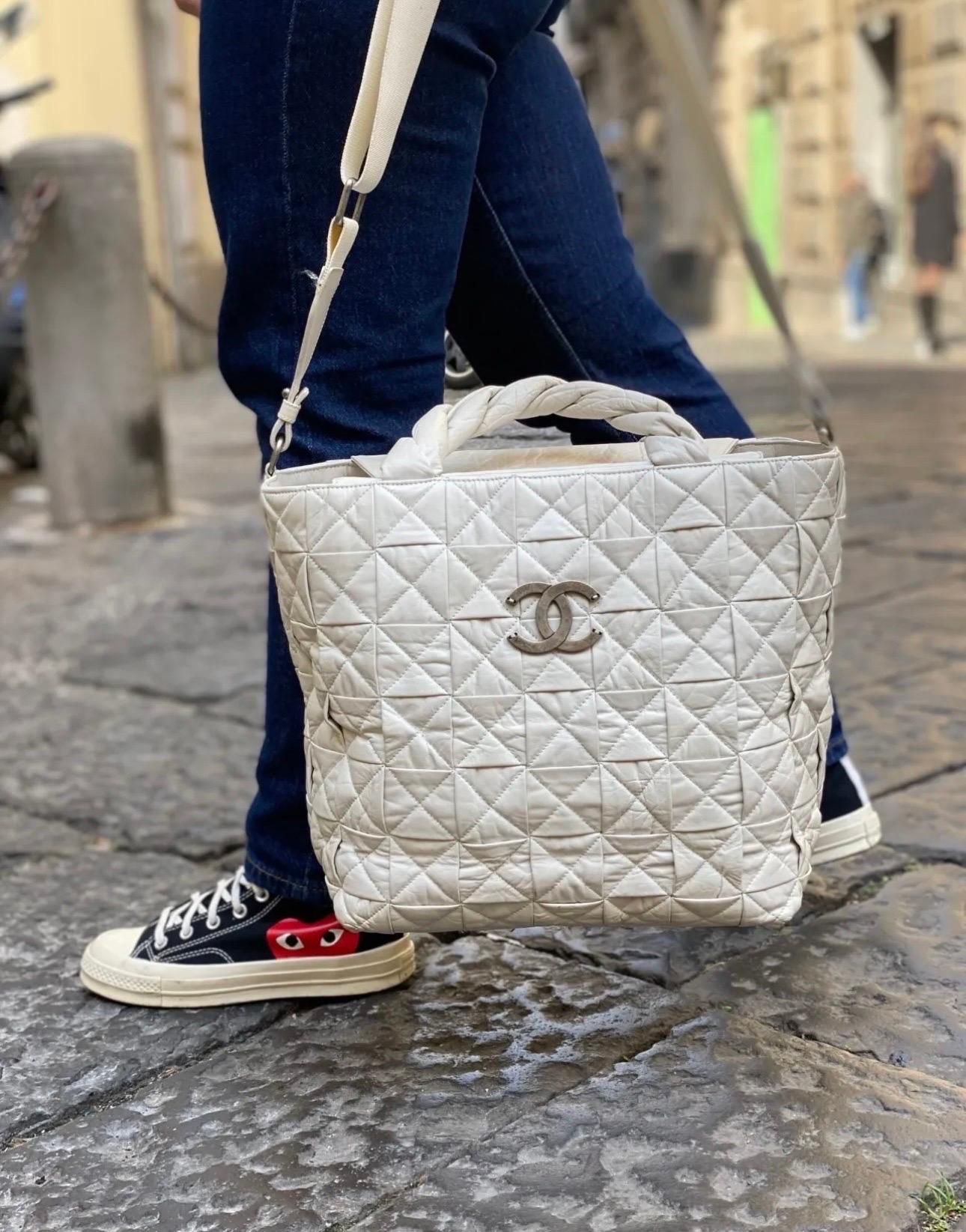 Chanel shopper bag, 2006-2008, in white leather with silver hardware.
It has a zip closure. The interior is lined with a soft white fabric and is equipped with two internal pockets including one with zip closure.
The bag is equipped with two handles