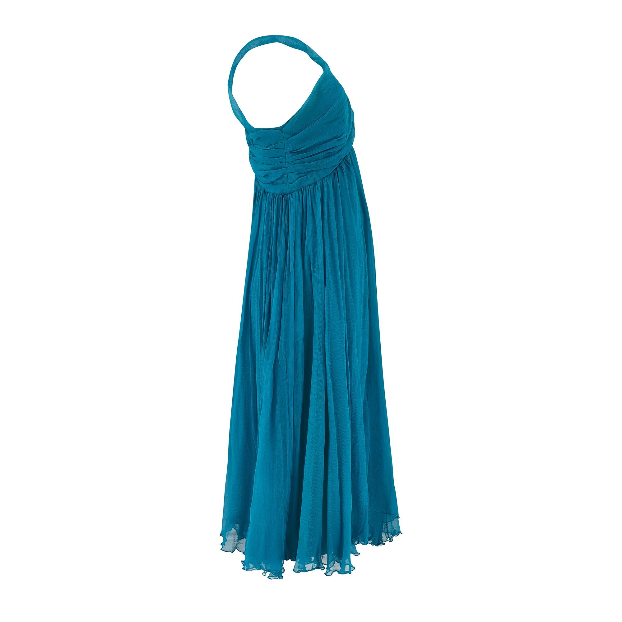 Este vestido de seda verde azulado de Christian Dior se diseñó para la colección comercial de primavera de 2008. Creado durante el apogeo de John Galliano al frente de la casa de modas, este vibrante vestido de seda verde azulada muestra muchas de