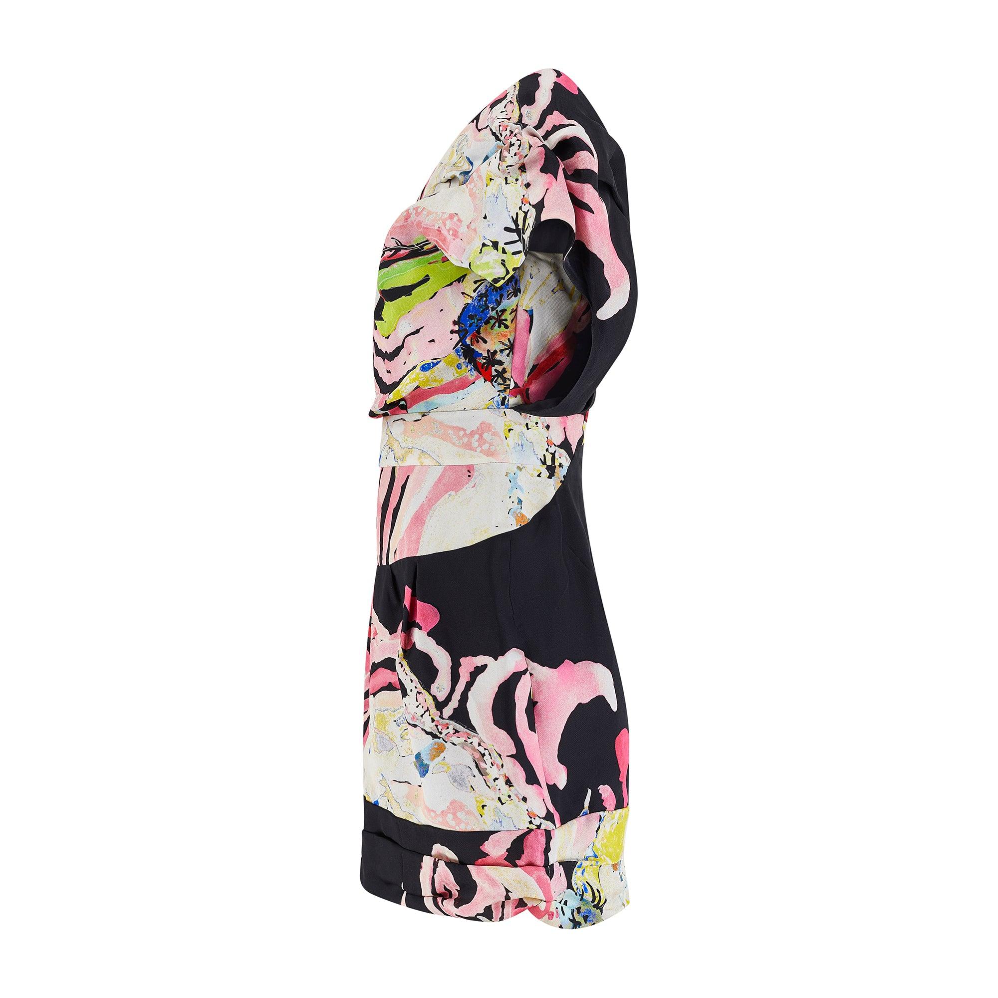 Genau dieses Kleid lief auf dem Laufsteg, Look 51 von 58, für die Frühjahr/Sommer 2008 Kollektion von Christian Lacroix.  Es war eine seiner letzten Laufstegshows, da sein Salon 2009 nach über 20 Jahren glanzvoller Tätigkeit als einer der größten