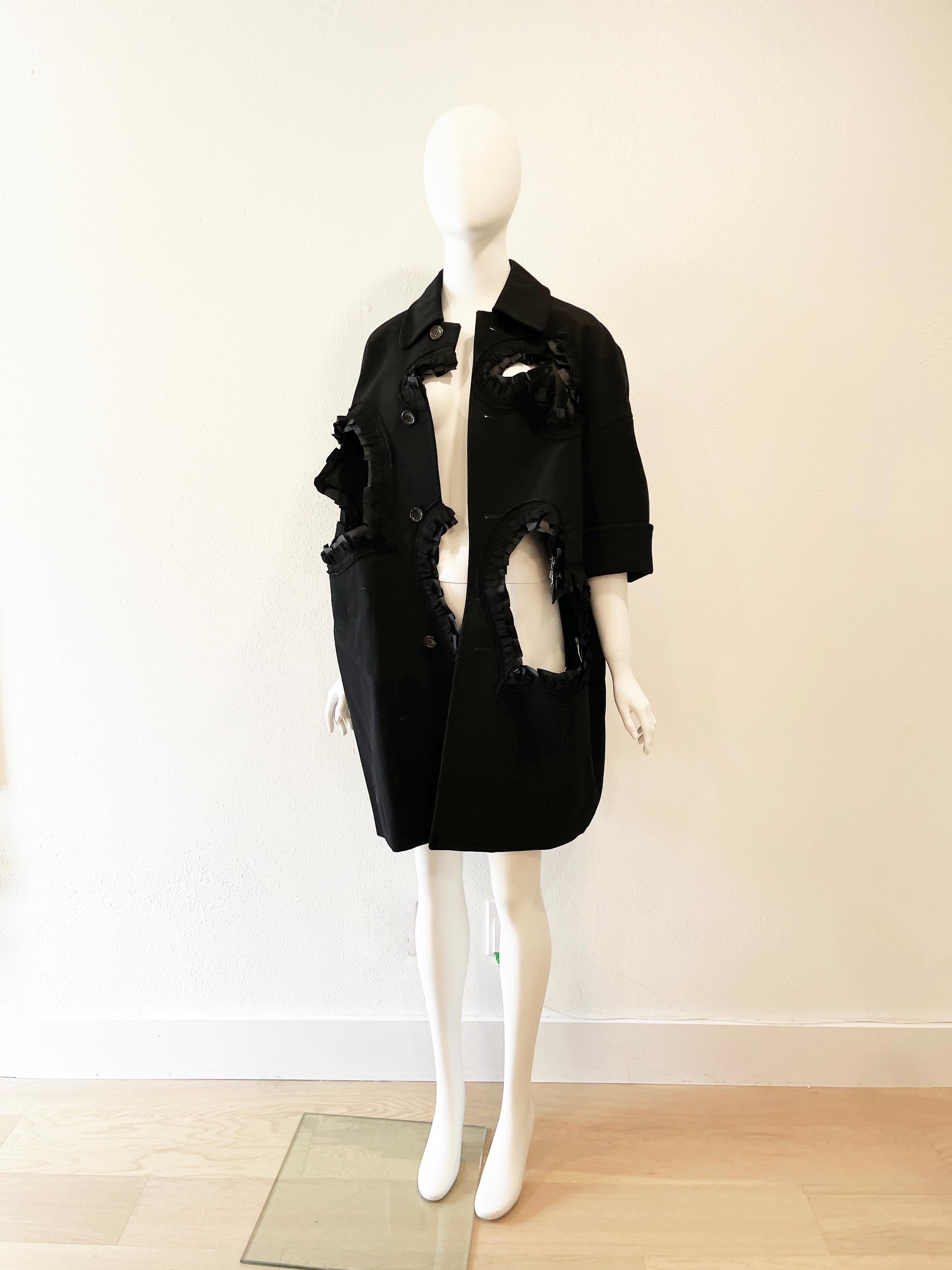 2008 Comme des Garcons Schwarzer herzförmiger Mantel mit Ausschnitt und Rüschen. 
#4 aus der Kollektion Herbst 2008. 66