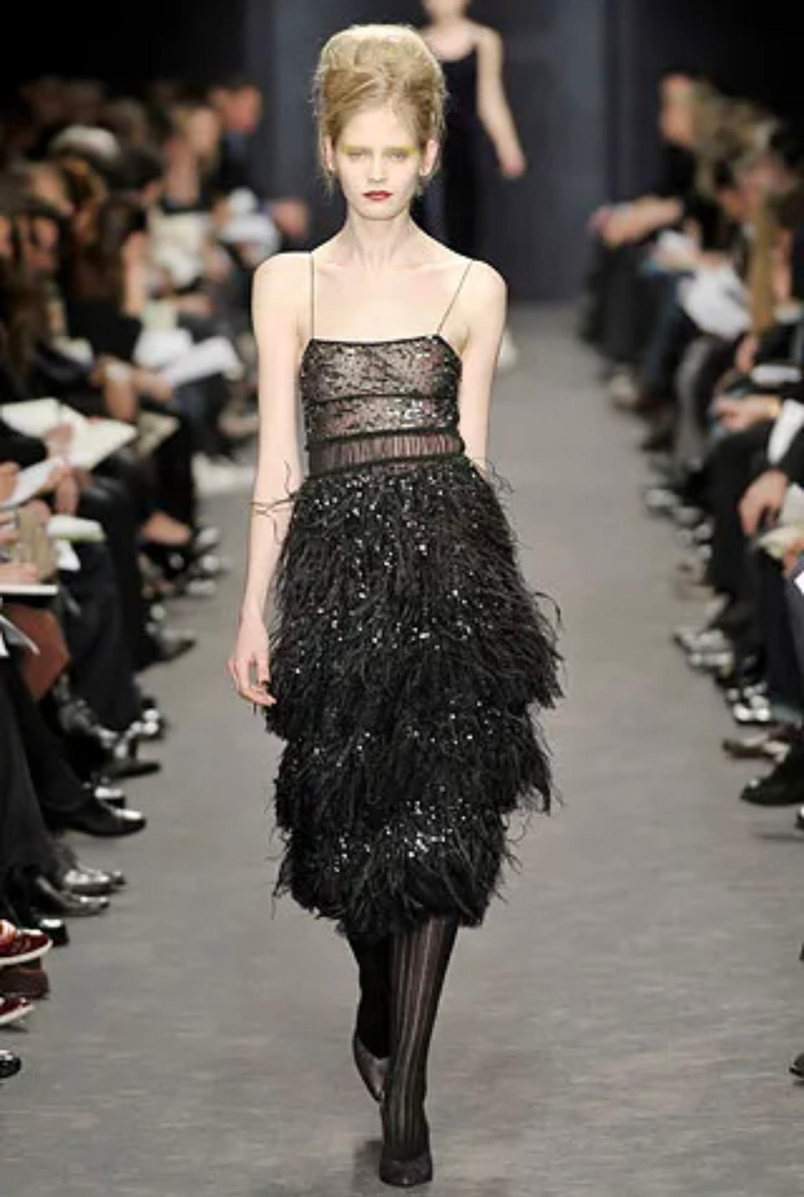 2008 DEREK LAM - Vestito in tulle nero con paillettes e piume documentato dalla passerella In condizioni ottime in vendita a London, GB