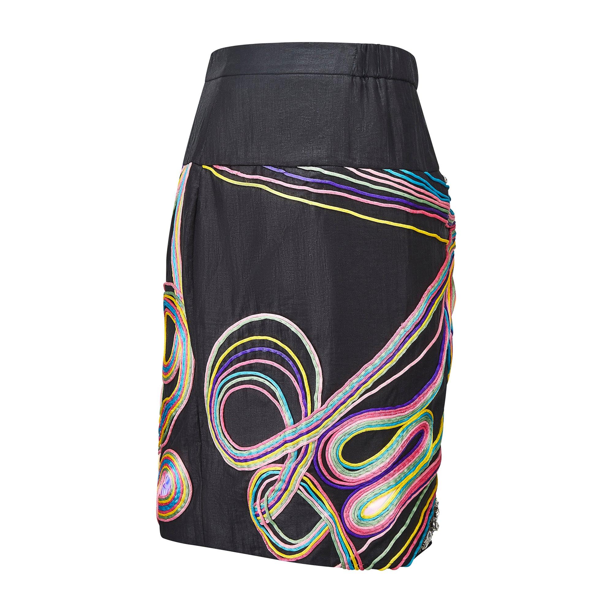 Confectionnée en France, cette mini-jupe amusante a été conçue pendant les années folles de Chloé. Avec Paulo Malim Andersson à la barre, l'ère post-boho voit la couleur s'imposer dans la maison de couture. La collection S 2008 a été marquée par des