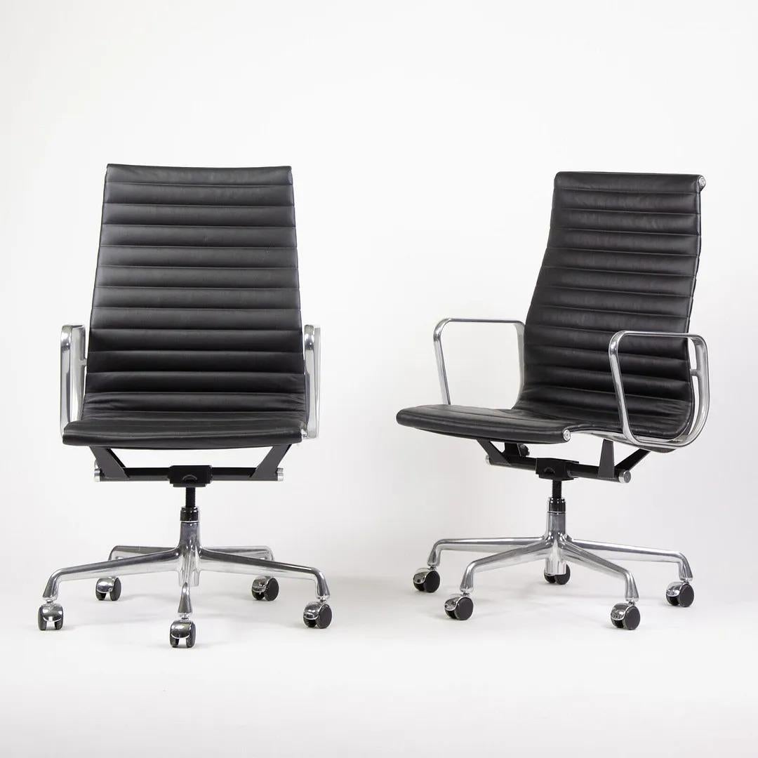 Il s'agit d'une chaise de bureau à dossier haut Eames Aluminum Group (plusieurs chaises ou ensembles sont disponibles). Ces exemplaires ont été produits en 2008 (quelques-uns en 2009) et sont recouverts d'un magnifique cuir noir. Les chaises de