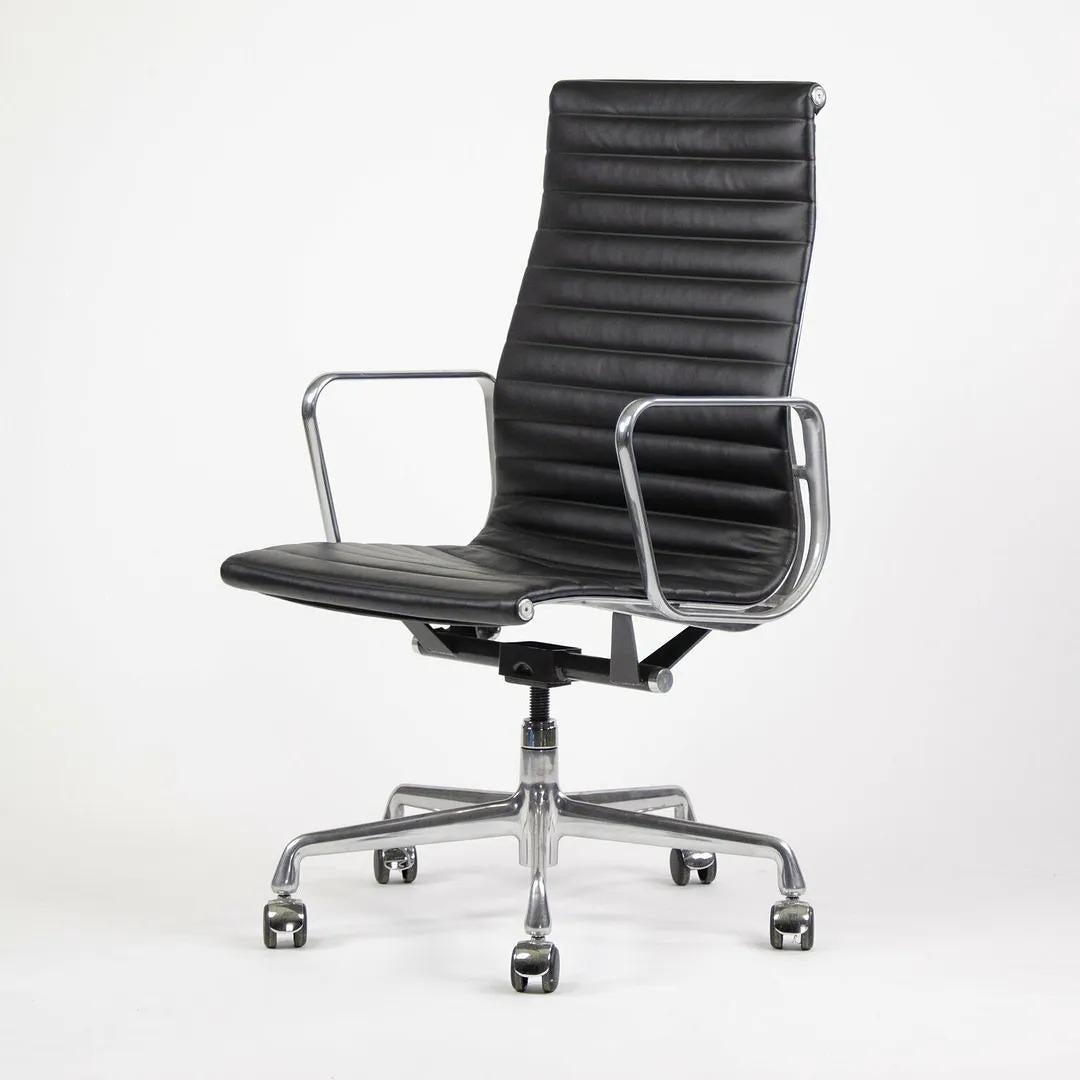 2008 Eames Herman Miller Aluminium Group Executive-Schreibtischstuhl, schwarz, Sets verfügbar (Moderne) im Angebot