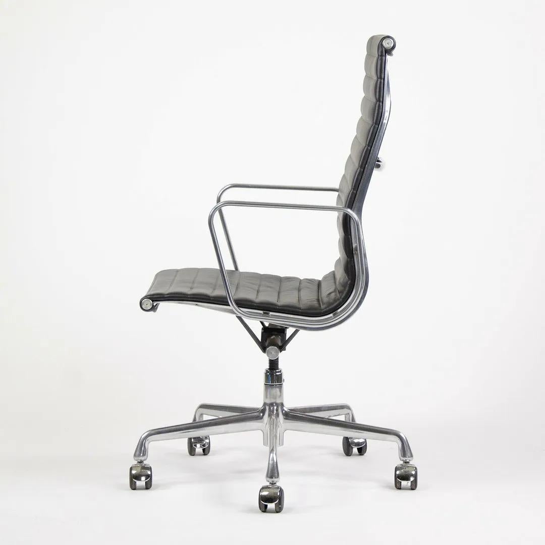 2008 Eames Herman Miller Aluminium Group Executive-Schreibtischstuhl, schwarz, Sets verfügbar (amerikanisch) im Angebot