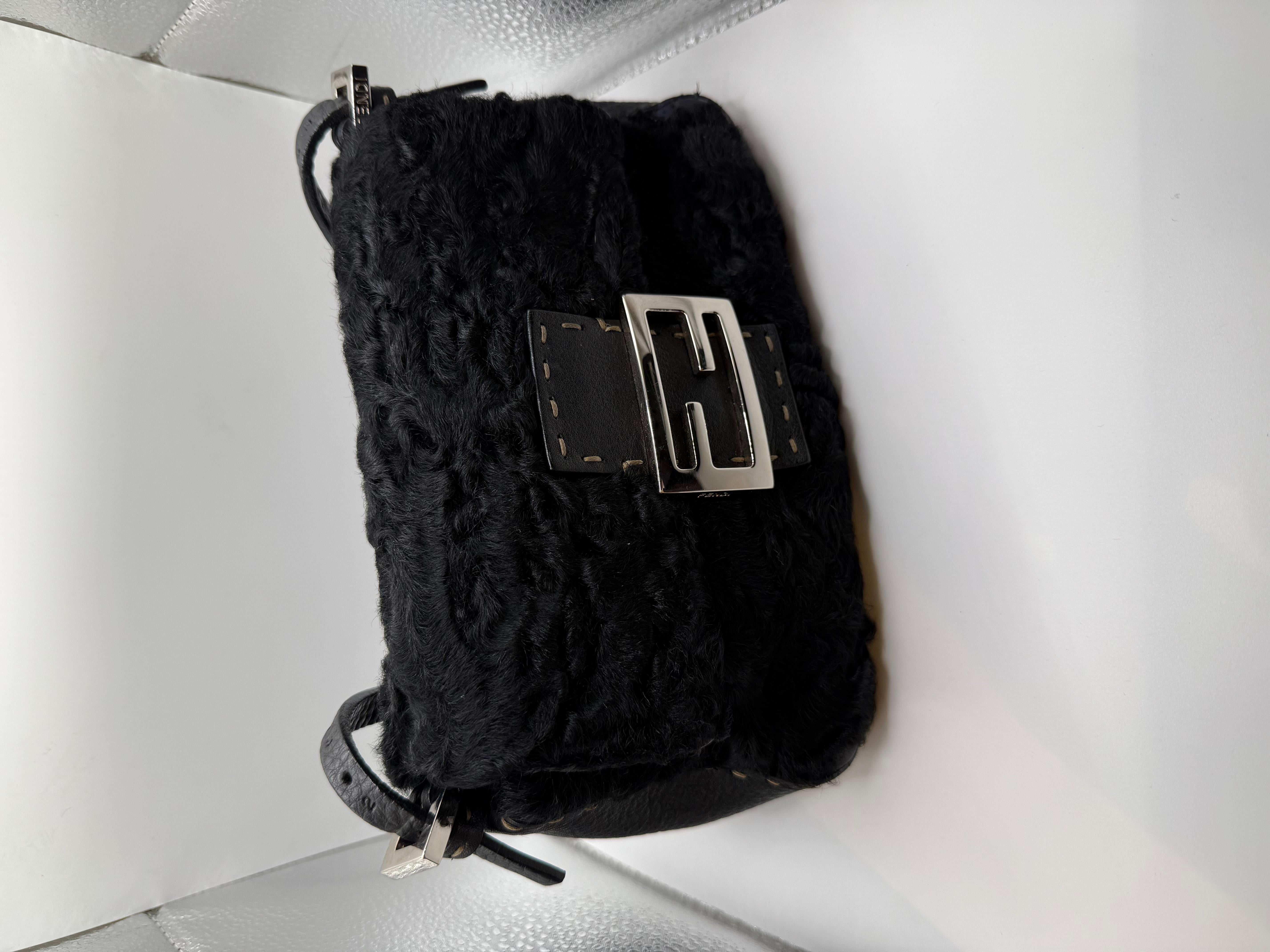 2008 Fendi Mama Baguette Selleria

Cette Silhouette Mama 2008 de Fendi, issue de la ligne Selleria, est une variation rare et luxueuse de la silhouette la plus emblématique de la maison. Confectionné dans un riche shearling texturé avec des