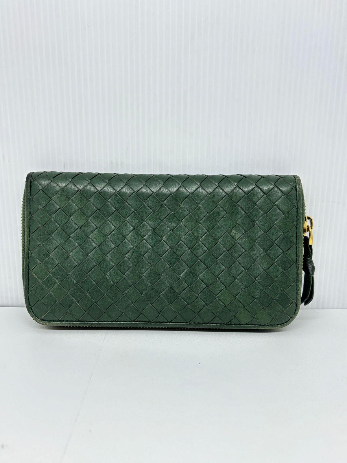 Portafoglio con zip lunga di Bottega in Greene & Greene. Usato, presenta graffi e segni sulla superficie della pelle. Notevoli sfregamenti agli angoli. La pelle si è ammorbidita. Solo portafoglio.