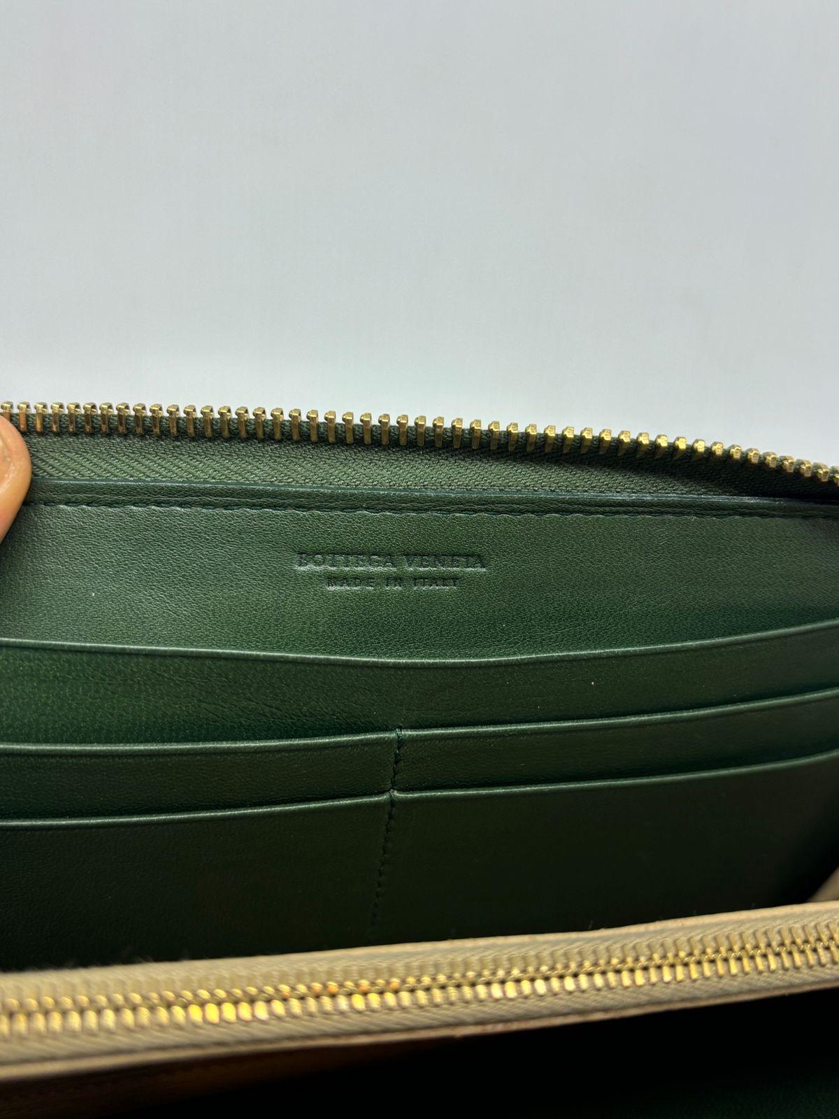 2008 Portafoglio con zip lunga Intrecciato Verde Foresta in vendita 3