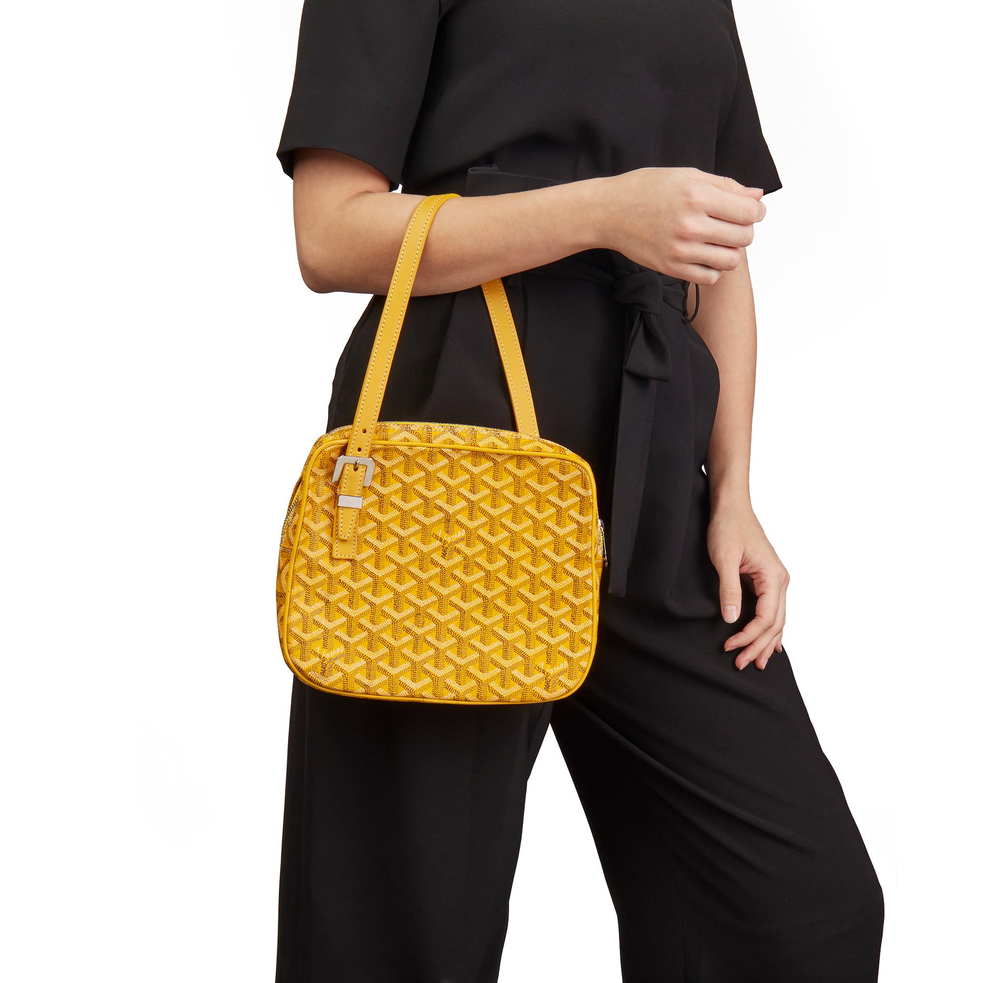 GOYARD
Yellow Chevron Monogram Canvas Yona MM

Xupes Reference: HB3156
Serial Number: MAE 020078
Age (Circa): 2008
Authenticity Details: Serial Stamp (Made in France)
Gender: Ladies
Type: Top Handle, Shoulder

Colour: Yellow
Hardware:
