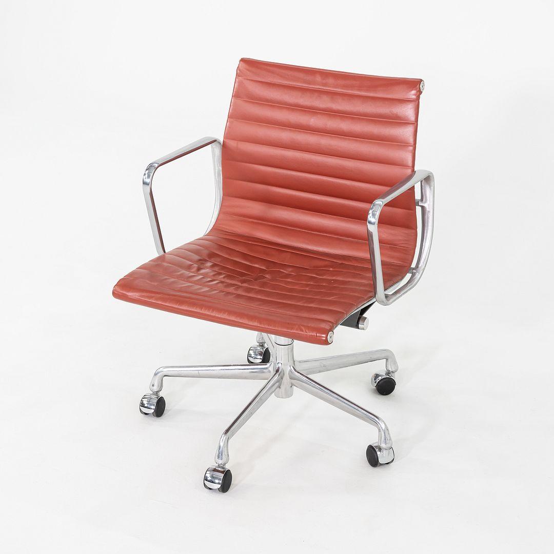 2008 Herman Miller Eames Aluminum Group Schreibtischstuhl in rotem Leder im Angebot 4