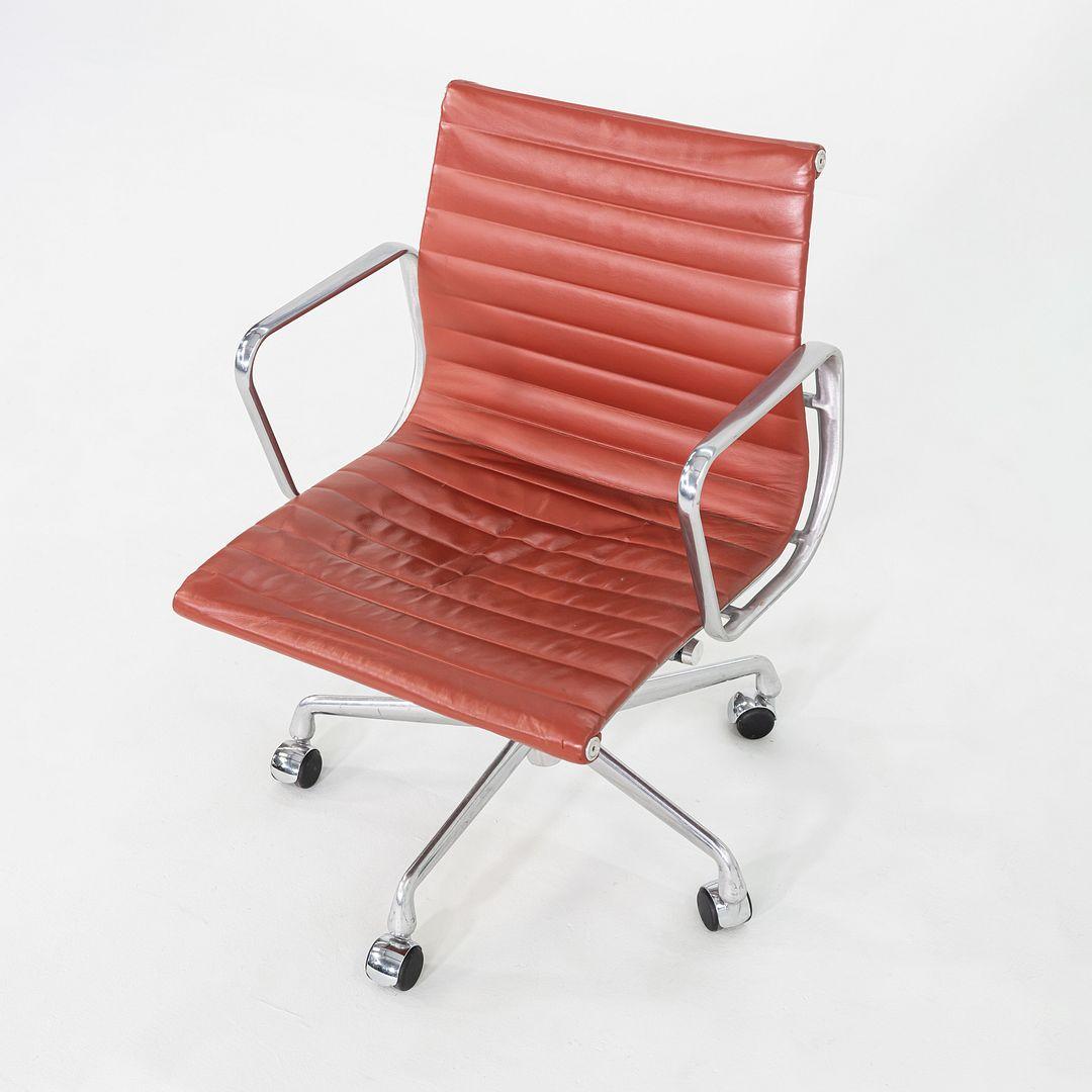 Dies ist ein Eames Aluminum Group Management Desk Chair, Modell EA335, ursprünglich entworfen von Charles und Ray Eames für Herman Miller im Jahr 1958. Dieses Exemplar stammt aus dem Jahr 2008. Das Design besteht aus einem soliden und dennoch