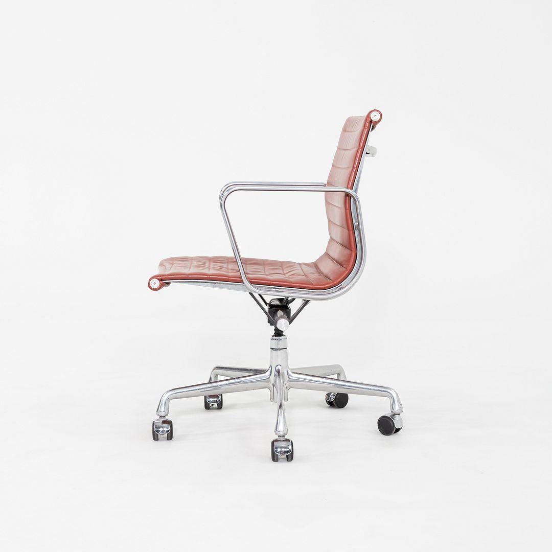 2008 Herman Miller Eames Aluminum Group Schreibtischstuhl in rotem Leder (Moderne) im Angebot