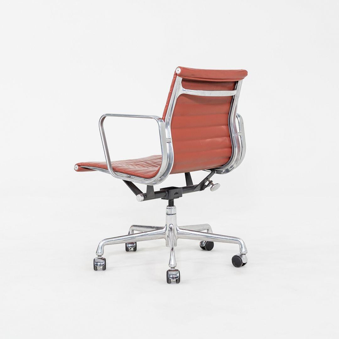 2008 Herman Miller Eames Aluminum Group Schreibtischstuhl in rotem Leder (amerikanisch) im Angebot