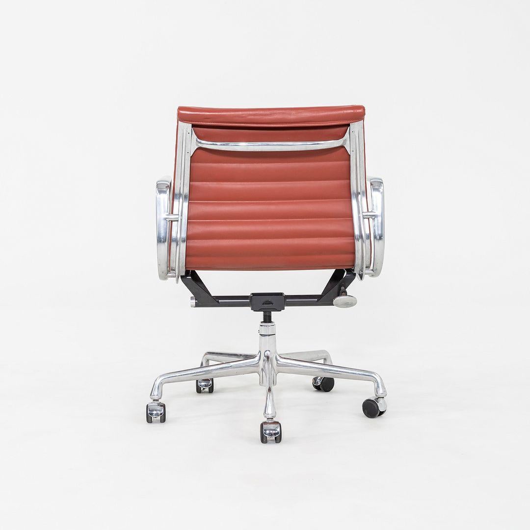 2008 Herman Miller Eames Aluminum Group Schreibtischstuhl in rotem Leder im Zustand „Gut“ im Angebot in Philadelphia, PA