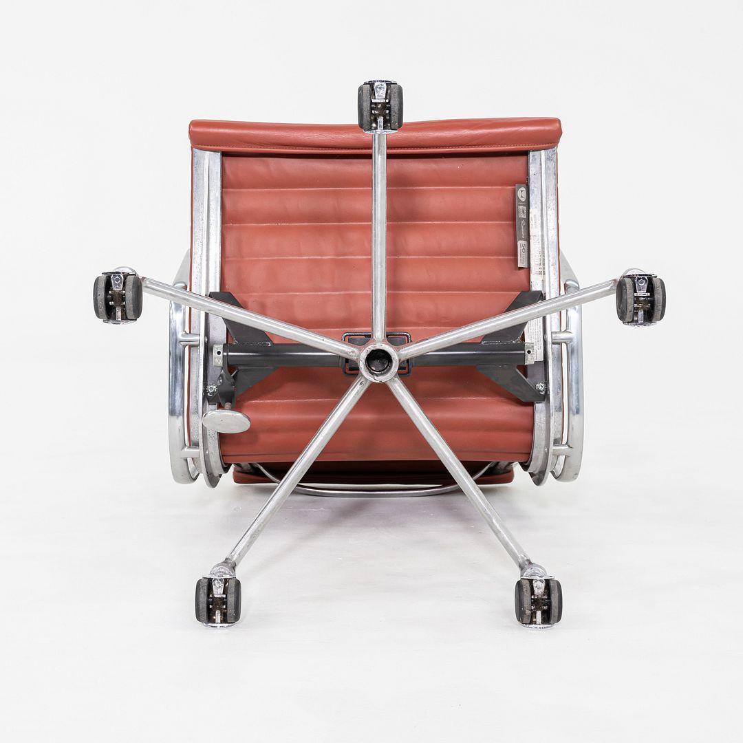 2008 Herman Miller Eames Aluminum Group Schreibtischstuhl in rotem Leder (21. Jahrhundert und zeitgenössisch) im Angebot