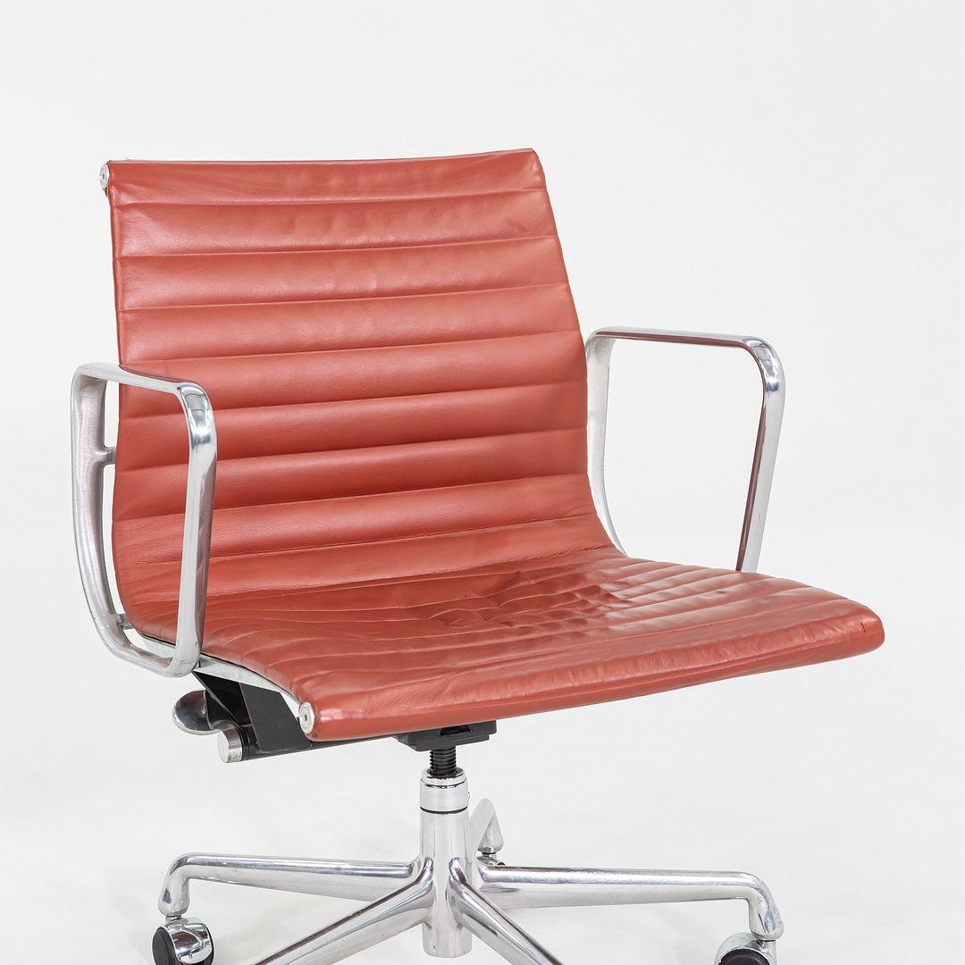 2008 Herman Miller Eames Aluminum Group Schreibtischstuhl in rotem Leder im Angebot 1
