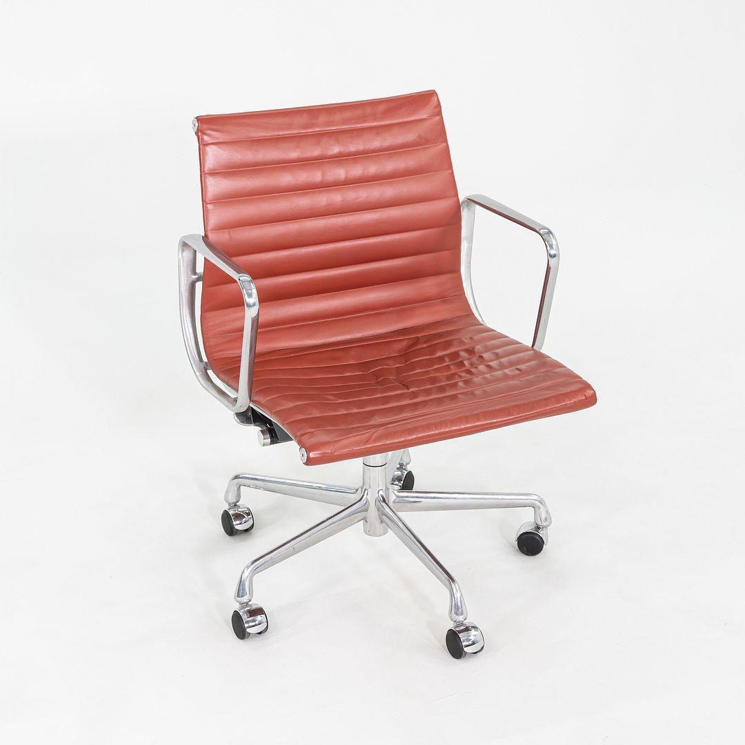 2008 Herman Miller Eames Aluminum Group Schreibtischstuhl in rotem Leder im Angebot 3