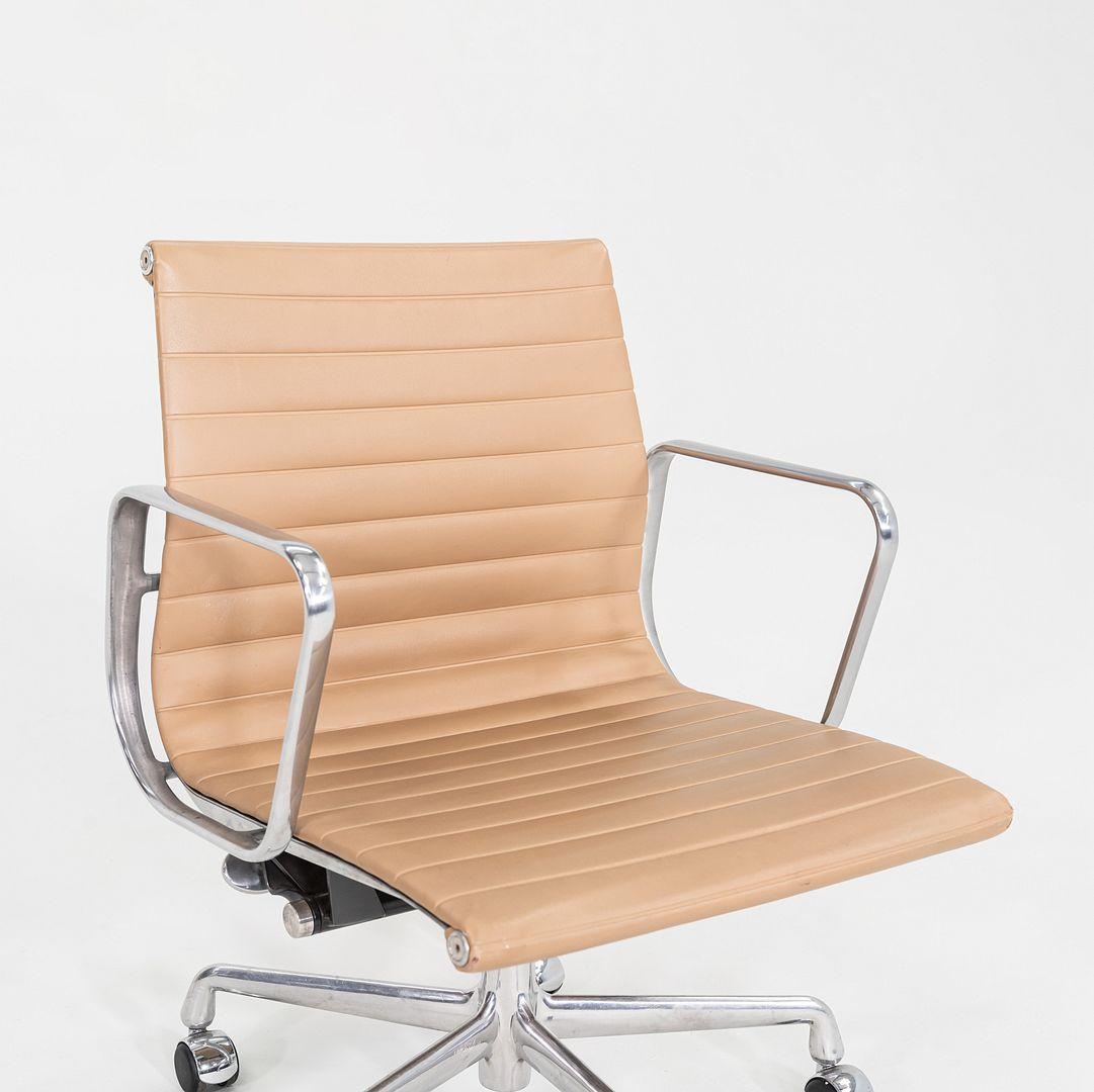 2008 Herman Miller Eames Aluminum Group Management Schreibtischstuhl in Tan Naugahyde im Angebot 3