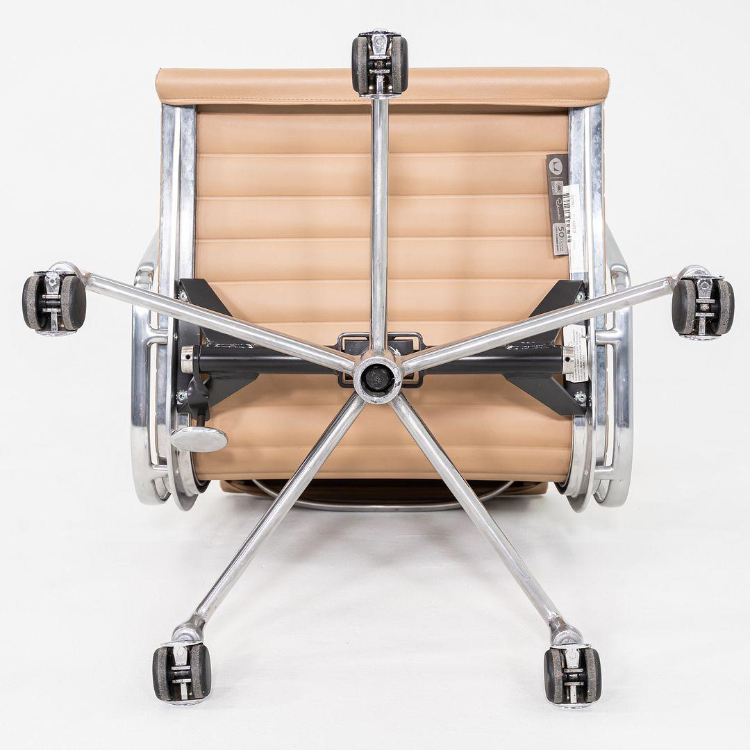 2008 Herman Miller Eames Aluminum Group Management Schreibtischstuhl in Tan Naugahyde im Angebot 4