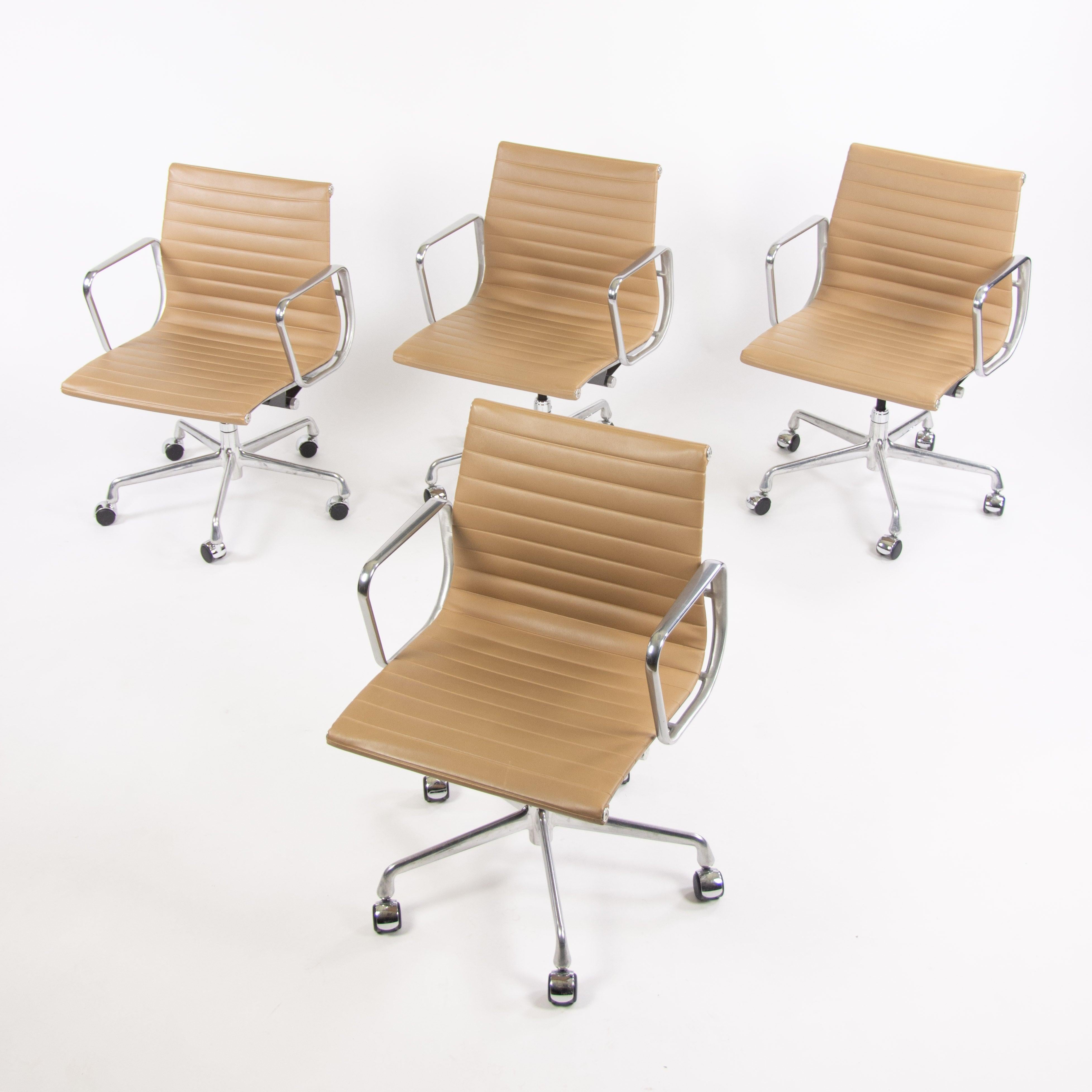 La vente porte sur une seule chaise (plusieurs chaises sont disponibles, mais le prix indiqué est celui de chaque chaise) Herman Miller Eames aluminum group management desk chair in tan naugahyde, le matériau préféré de Charles Eames pour ces