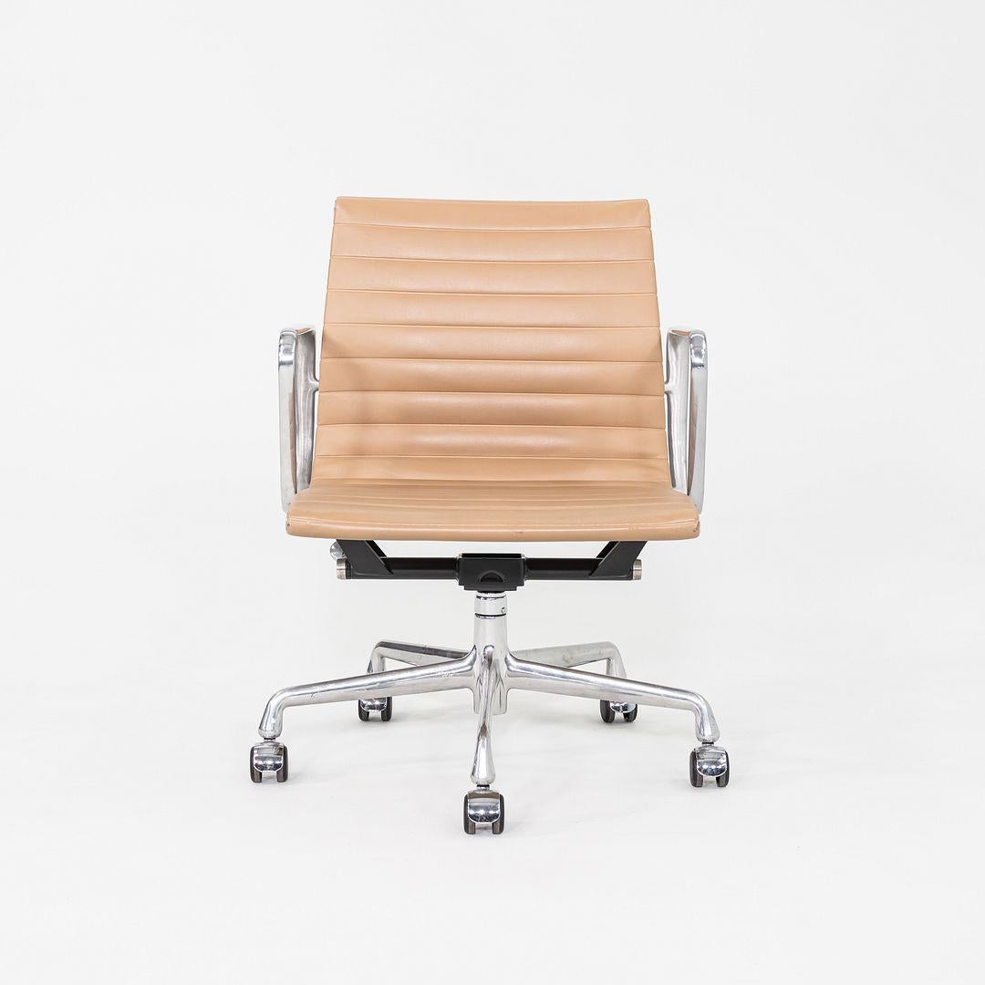 Dies ist ein Eames Aluminum Group Management Desk Chair, Modell EA335, ursprünglich entworfen von Charles und Ray Eames für Herman Miller im Jahr 1958. Diese besonderen Beispiele stammen aus dem Jahr 2008. Das Design besteht aus einem soliden und