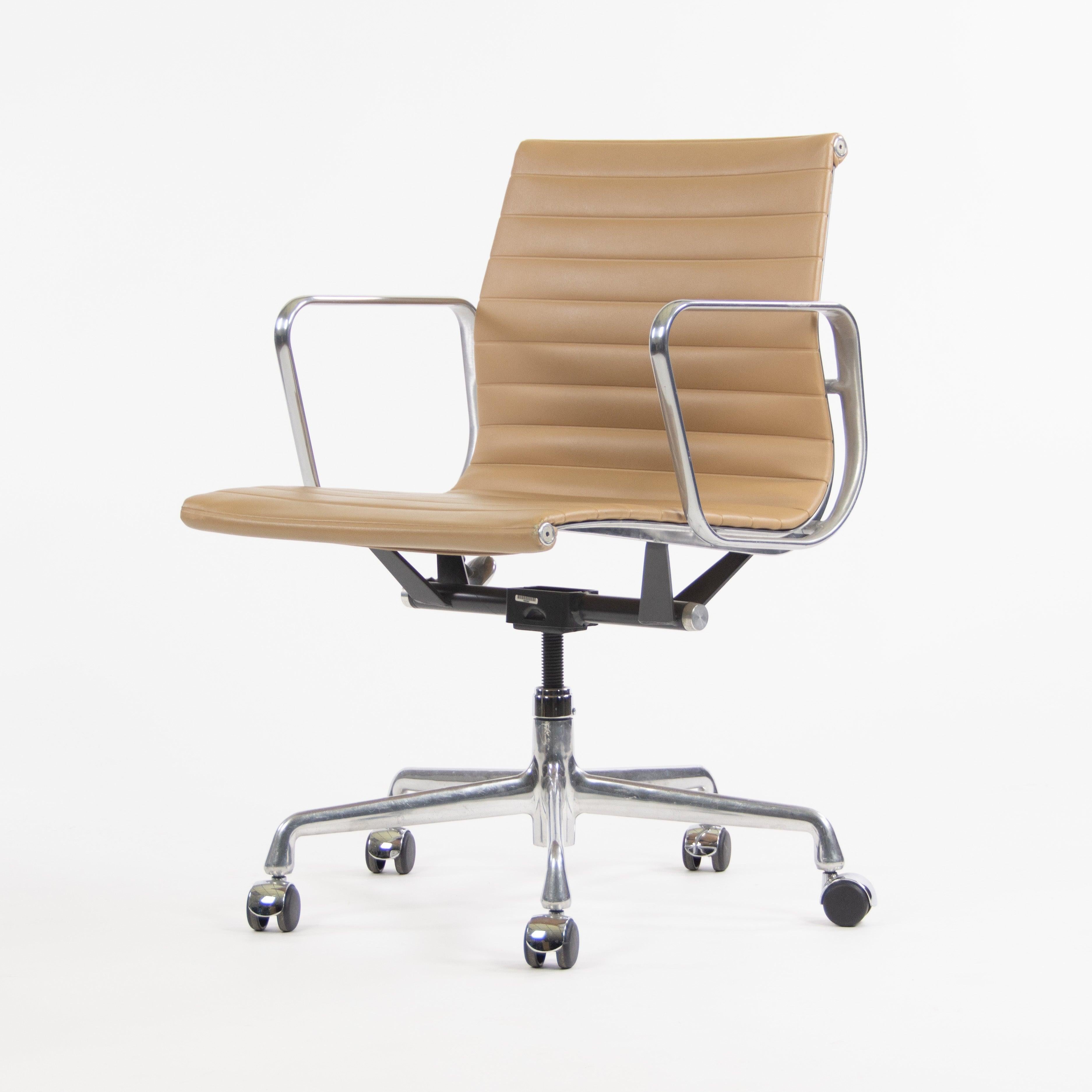 Moderne 2008 Herman Miller Aluminum Group Management Desk Chair in Tan Naugahyde (chaise de bureau en aluminium Eames) en vente