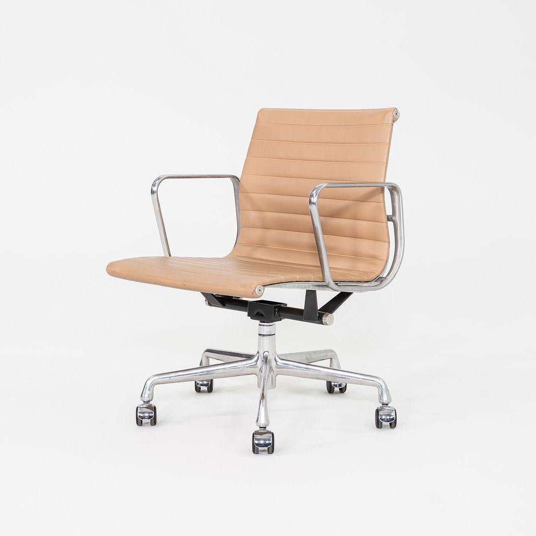 2008 Herman Miller Eames Aluminum Group Management Schreibtischstuhl in Tan Naugahyde (Moderne) im Angebot