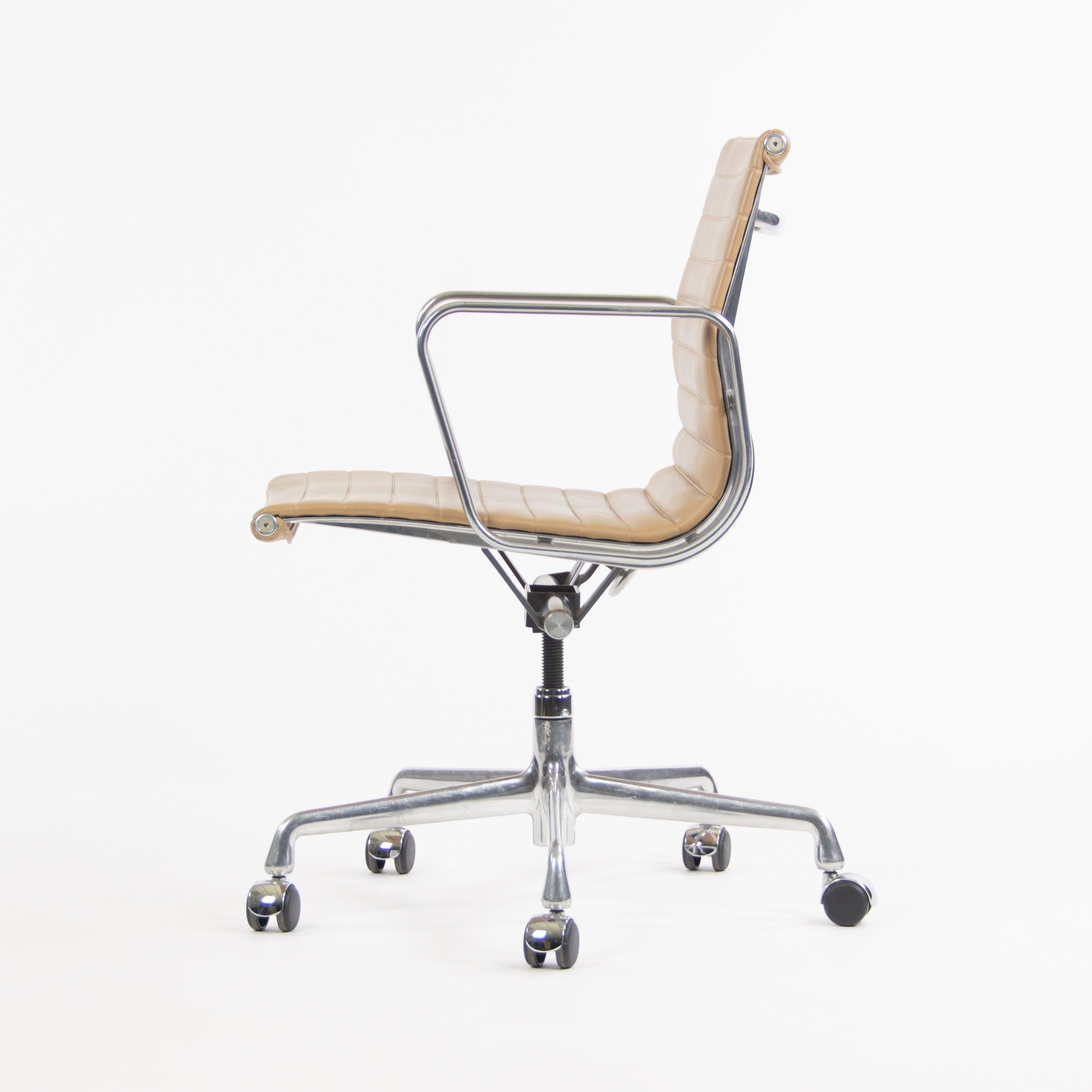 Américain 2008 Herman Miller Aluminum Group Management Desk Chair in Tan Naugahyde (chaise de bureau en aluminium Eames) en vente