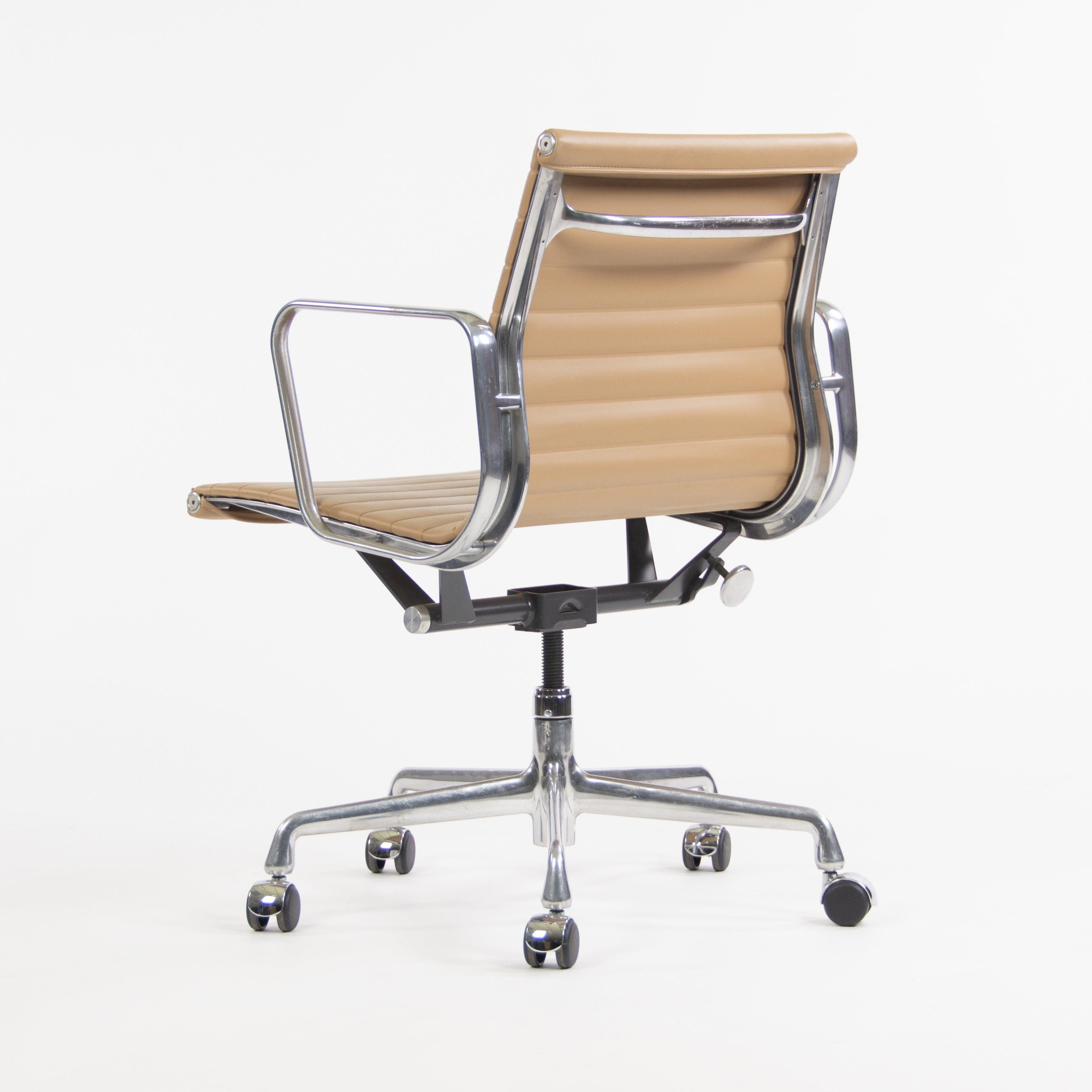 2008 Herman Miller Aluminum Group Management Desk Chair in Tan Naugahyde (chaise de bureau en aluminium Eames) Bon état - En vente à Philadelphia, PA