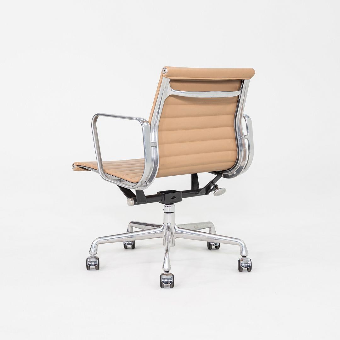 2008 Herman Miller Eames Aluminum Group Management Schreibtischstuhl in Tan Naugahyde im Zustand „Gut“ im Angebot in Philadelphia, PA