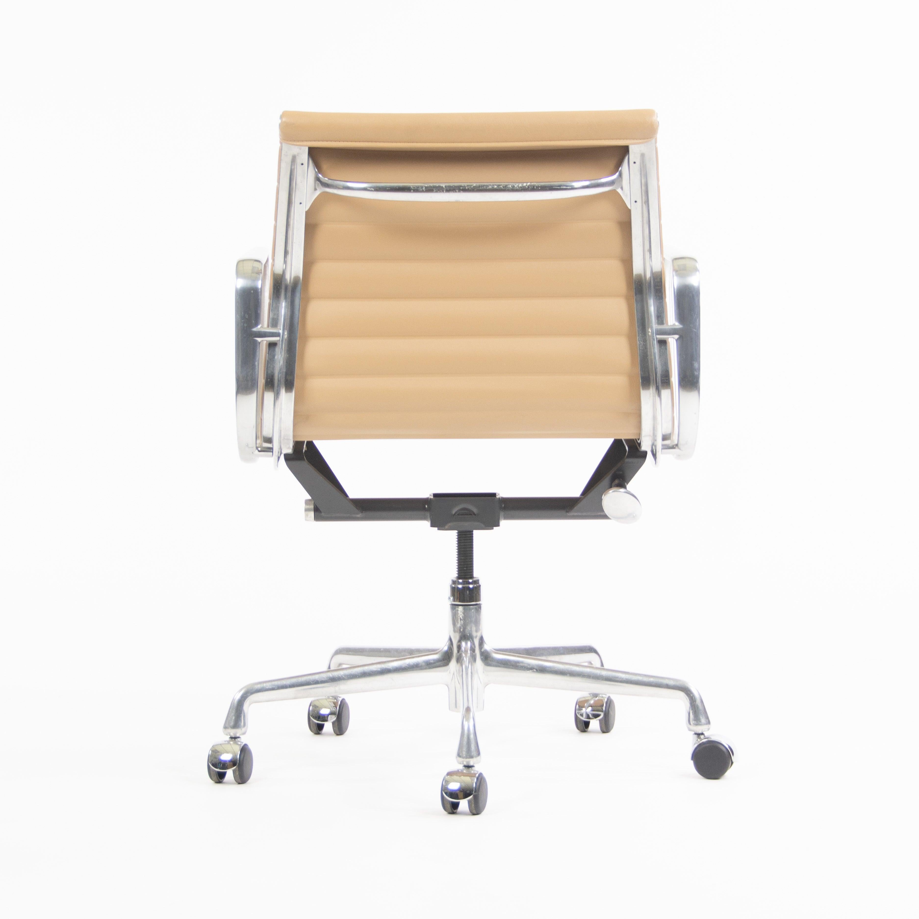 Modern 2008 Herman Miller Eames Aluminum Group Management Desk Chair in Tan Naugahyde For Sale