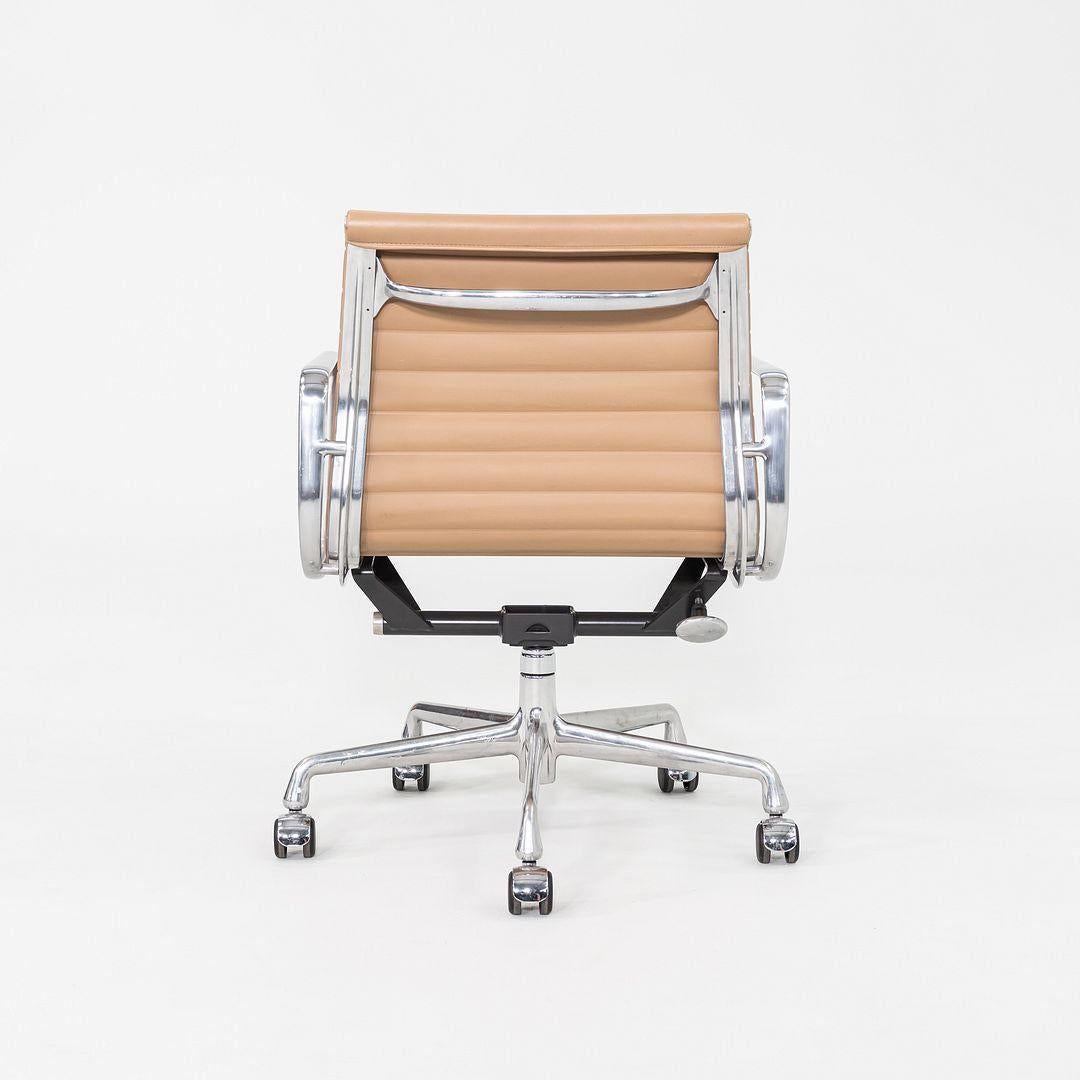 2008 Herman Miller Eames Aluminum Group Management Schreibtischstuhl in Tan Naugahyde (21. Jahrhundert und zeitgenössisch) im Angebot