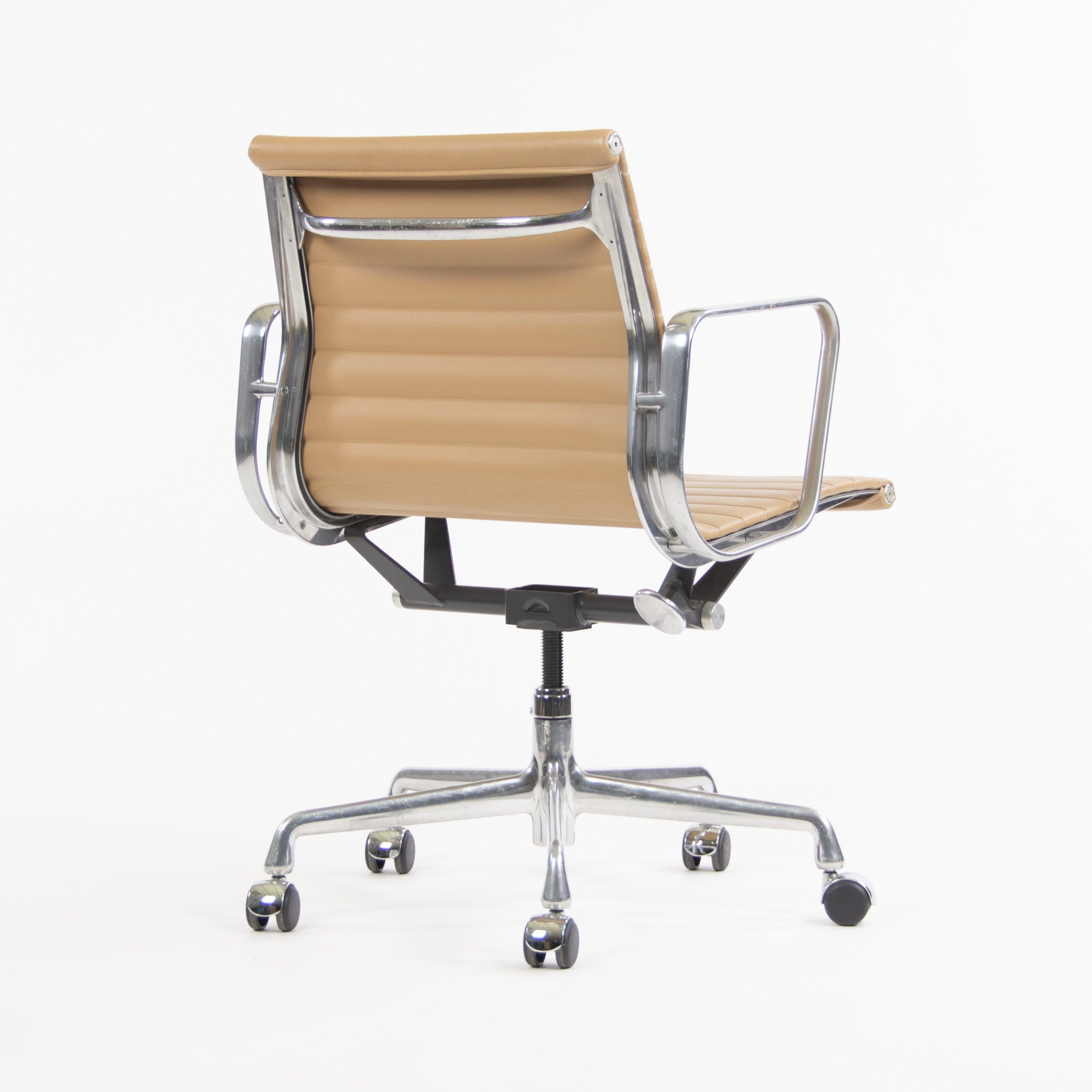 American 2008 Herman Miller Eames Aluminum Group Management Desk Chair in Tan Naugahyde For Sale