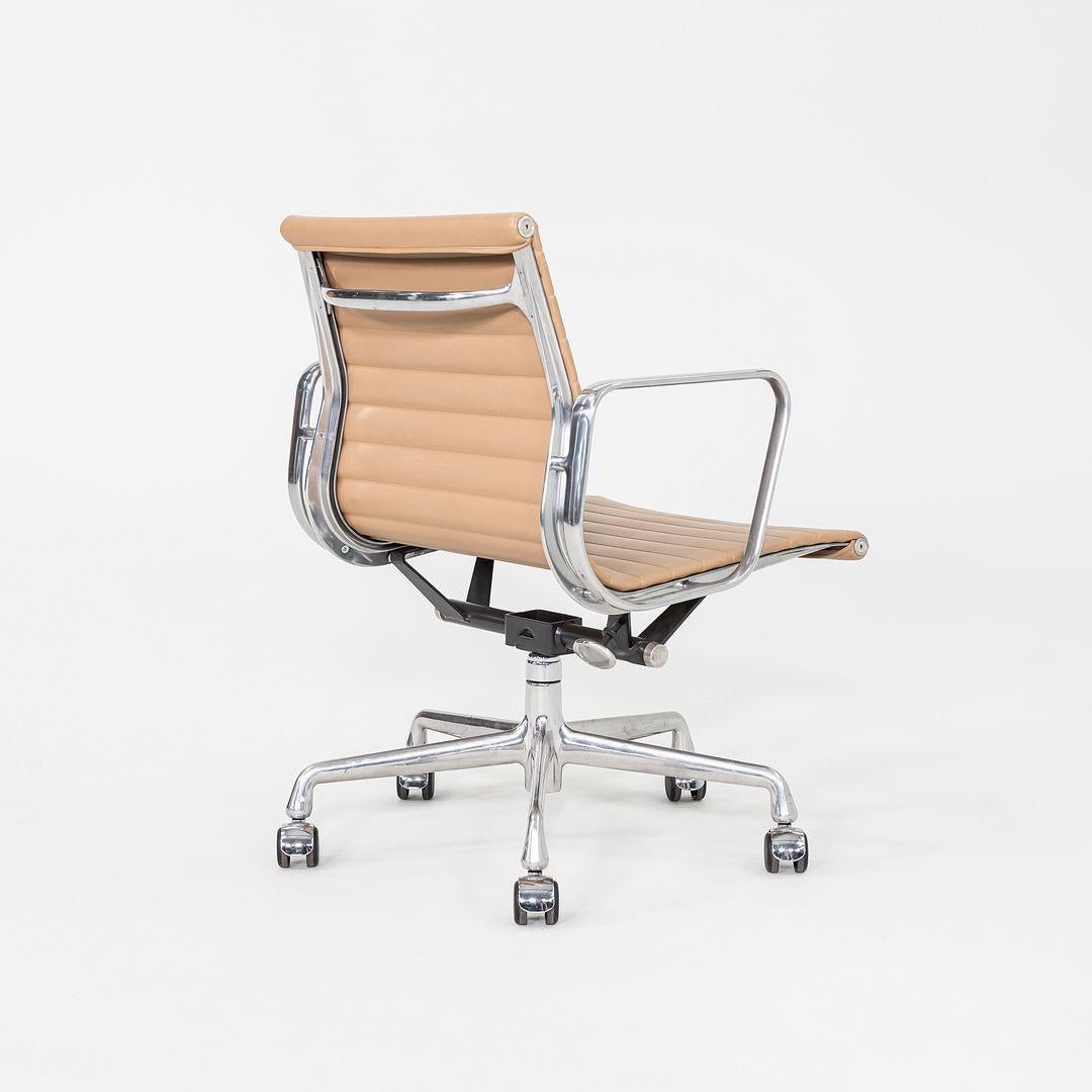2008 Herman Miller Eames Aluminum Group Management Schreibtischstuhl in Tan Naugahyde (Aluminium) im Angebot
