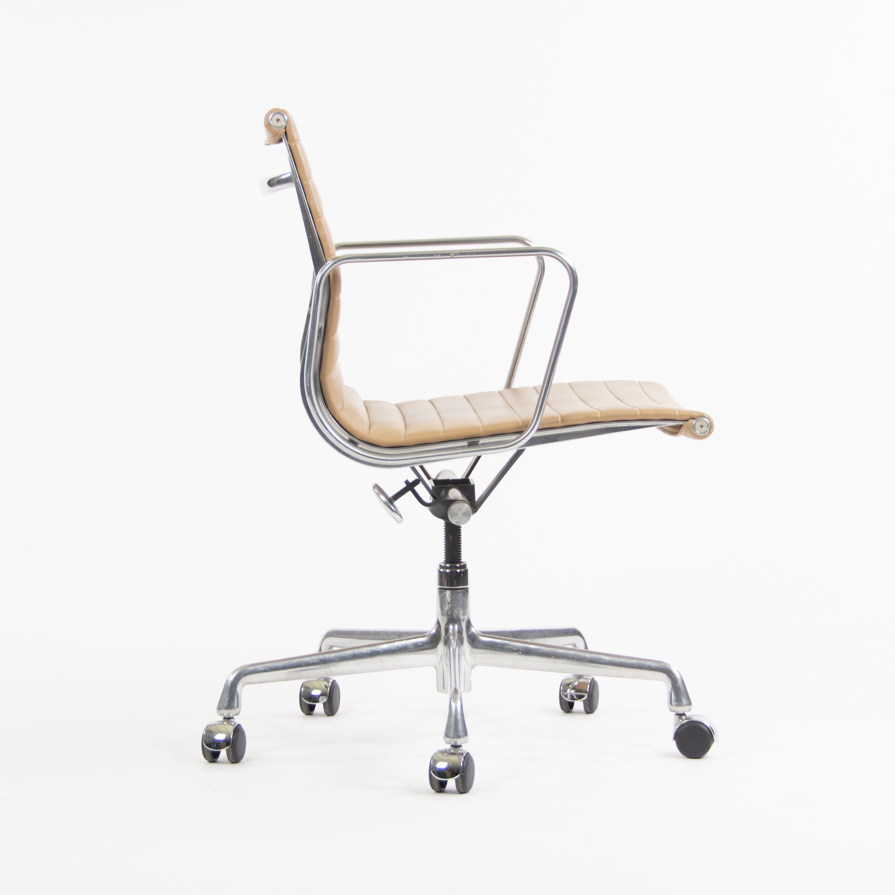 2008 Herman Miller Eames Aluminum Group Management Desk Chair in Tan Naugahyde In Good Condition For Sale In Philadelphia, PA