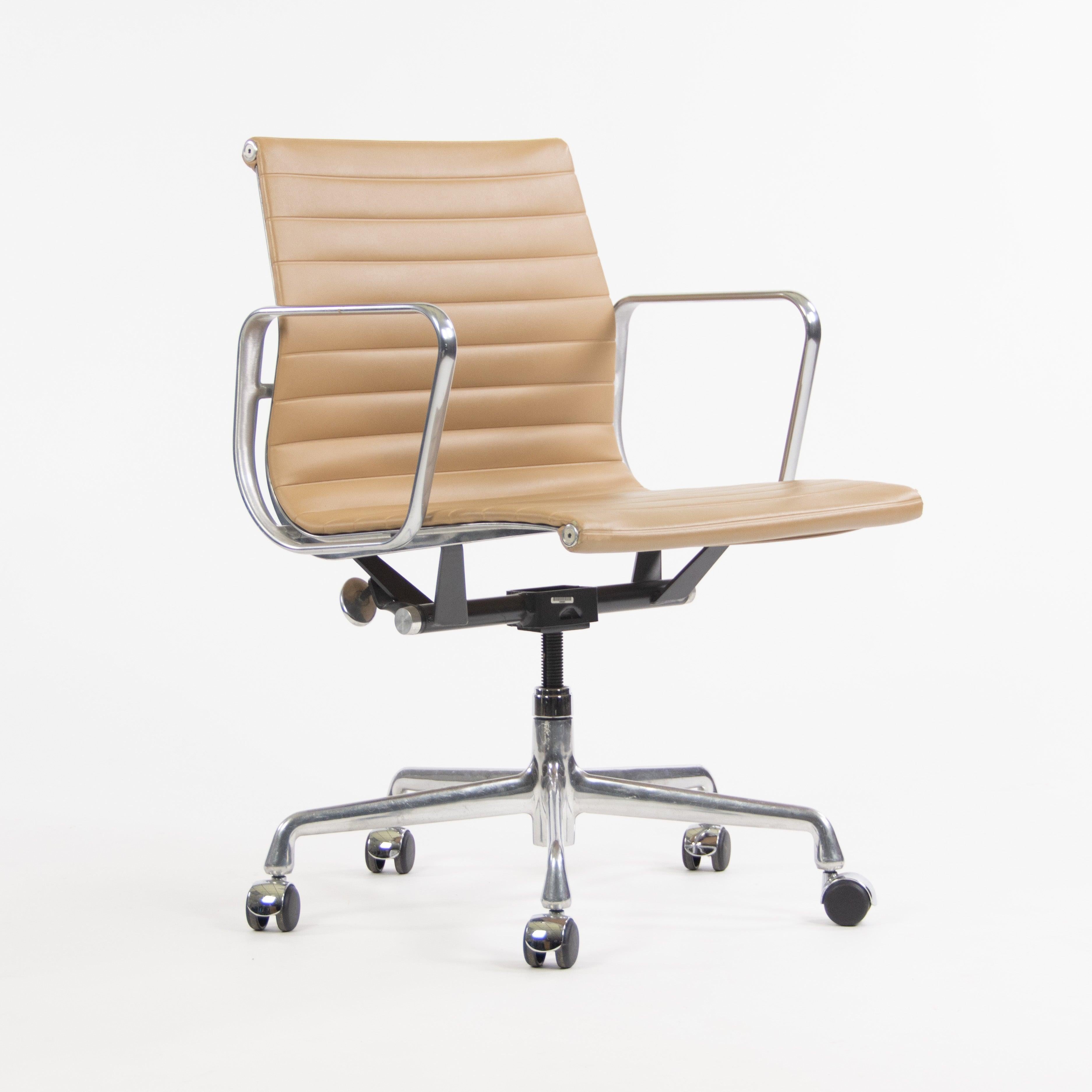 Contemporary 2008 Herman Miller Eames Aluminum Group Management Desk Chair in Tan Naugahyde For Sale