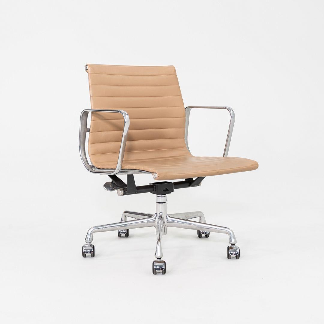 2008 Herman Miller Eames Aluminum Group Management Schreibtischstuhl in Tan Naugahyde im Angebot 2