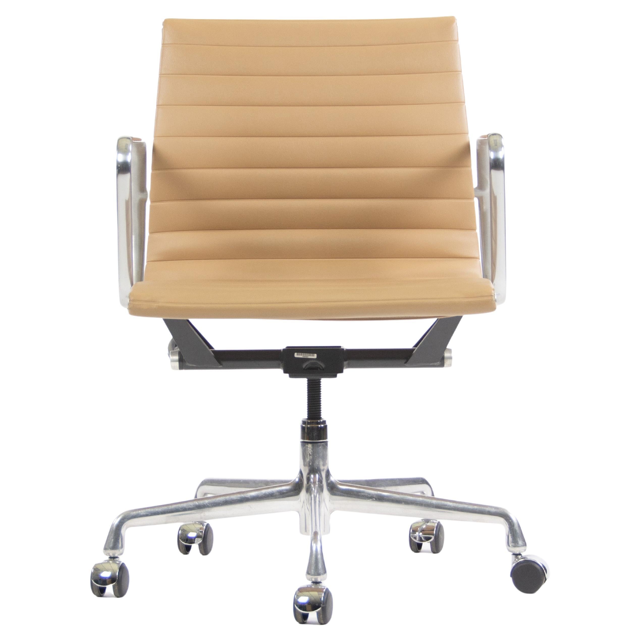 2008 Herman Miller Eames Aluminum Group Management Desk Chair in Tan Naugahyde For Sale