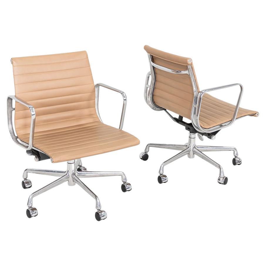 2008 Herman Miller Eames Aluminum Group Management Schreibtischstuhl in Tan Naugahyde im Angebot